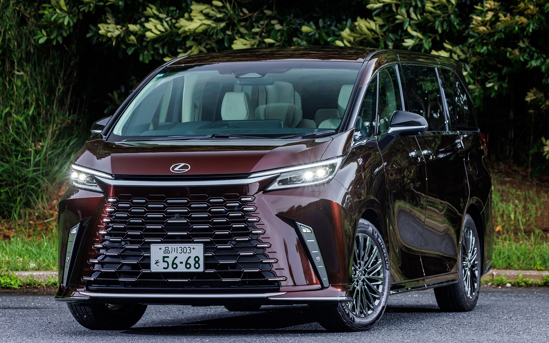 レクサス「LM 500h version L」。ボディサイズは5125×1890×1955mm（全長×全幅×全高）、ホイールベースは3000mm、最小回転半径は5.9m、車両重量は2440kg