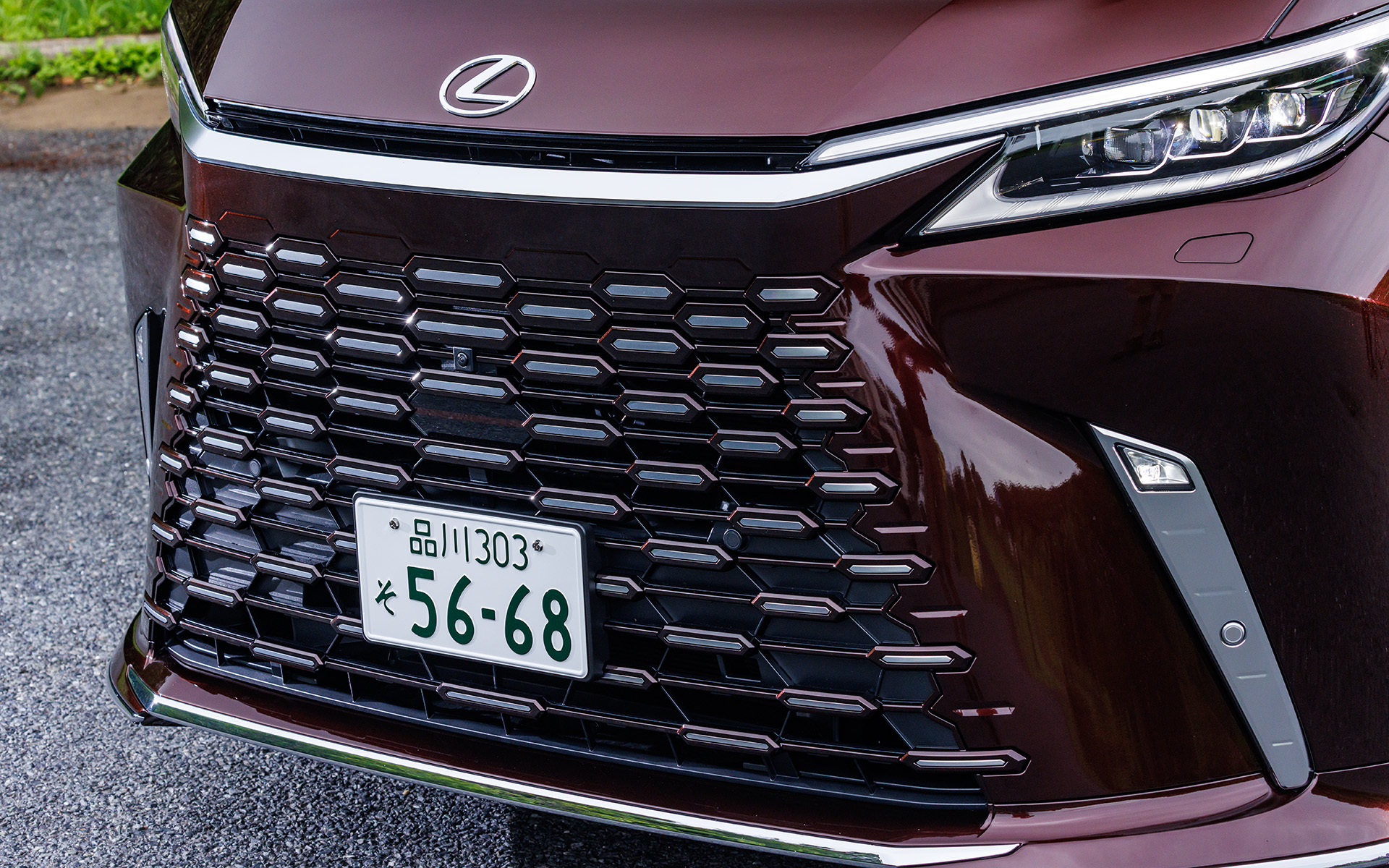 押し出しの強いスピンドル形状を用いたフロントグリルは、3層と複雑な構造になっているほか、サテンメッキを繊細にあしらった作り込みで､モダンでゆるぎない強さを表現している