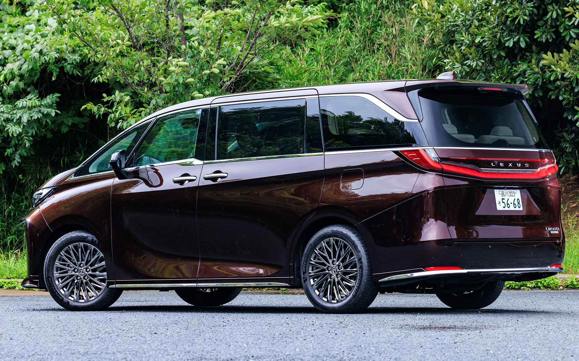 撮影車両のボディカラーはソニックアゲート。ボディ全体でダイナミックな抑揚を表現しつつ、ルーフ、ガラスエリア、ロッカーまわりは安定感のある水平基調とし、ショルダー部のシャープなエッジと大胆な造形による陰影のコントラストで、サイドビューに豊かな表情を付与している