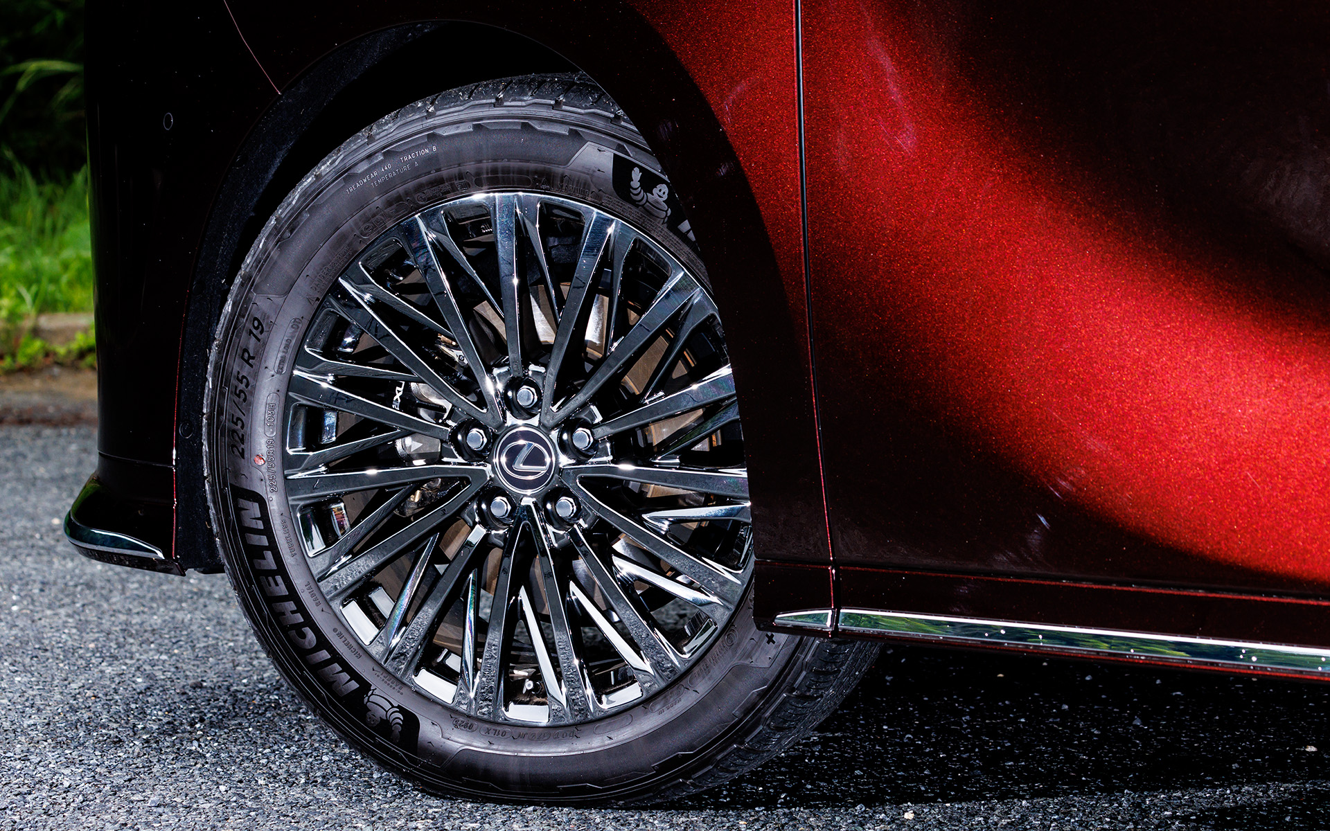 ホイールは17インチもあるが、試乗車はスパッタリング塗装の19インチ仕様。鍛造ホイールを採用することで、17インチと同等の質量（タイヤとホイールの合計）を実現したという。装着タイヤはミシュランの「プライマシー SUV＋」で、サイズは225/55R19