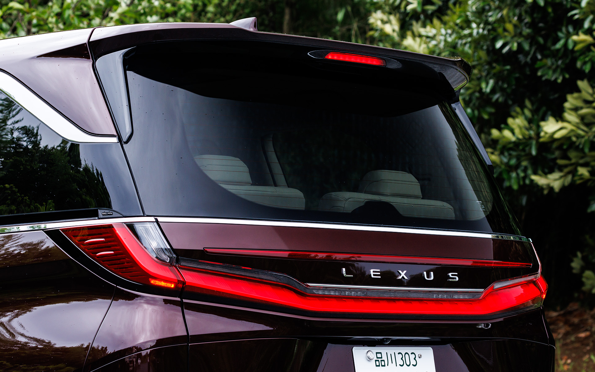 リアピラーからリアコンビネーションランプへの流れるようなモーションや、前方へ傾斜したリアウィンドウで伸びやかなシルエットを強調。次世代レクサスのアイコンである「Lシェイプ一文字シグネチャー」を採用したほか、上部に車両の水平軸とワイド感を強調する一文字ランプを配している