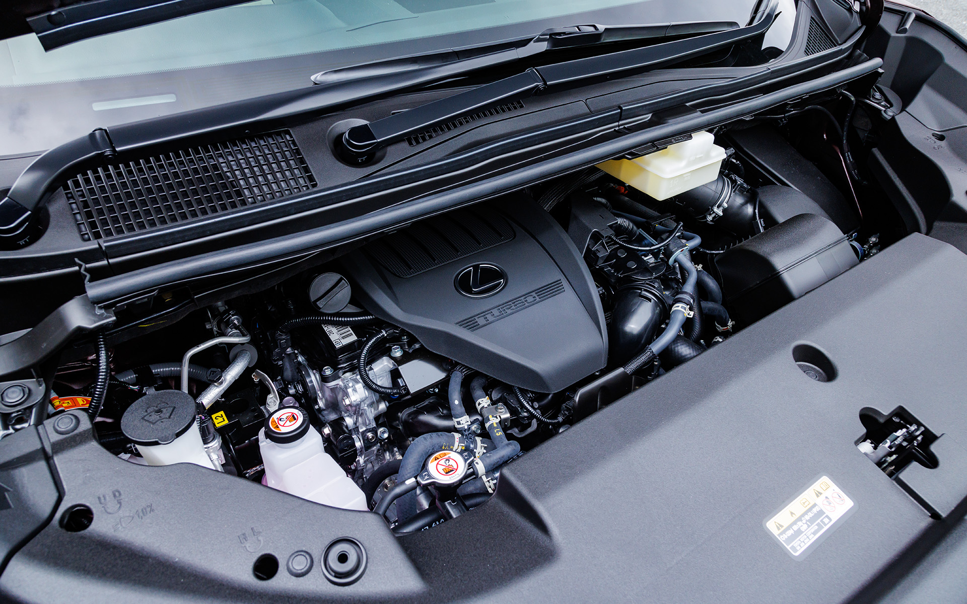 搭載する直列4気筒 2.4リッターターボ「T24A-FTS」エンジンは、最高出力202kW(275PS)/6000rpm、最大トルク460Nm/2000-3000rpmを発生。フロントとリアにモーターを搭載し、フロントモーターは最高出力64kW(87PS)、最大トルク292Nmを、リアモーターは最高出力76kW(103PS)、最大トルク169Nmを発生。ハイブリッドシステム最高出力は273kW(371PS)を発生する。トランスミッションはDirect Shift-6AT(電子制御6速オートマチック)で、駆動方式はトヨタのDIRECT4(4WD)を採用。WLTCモード燃費は13.8km/L