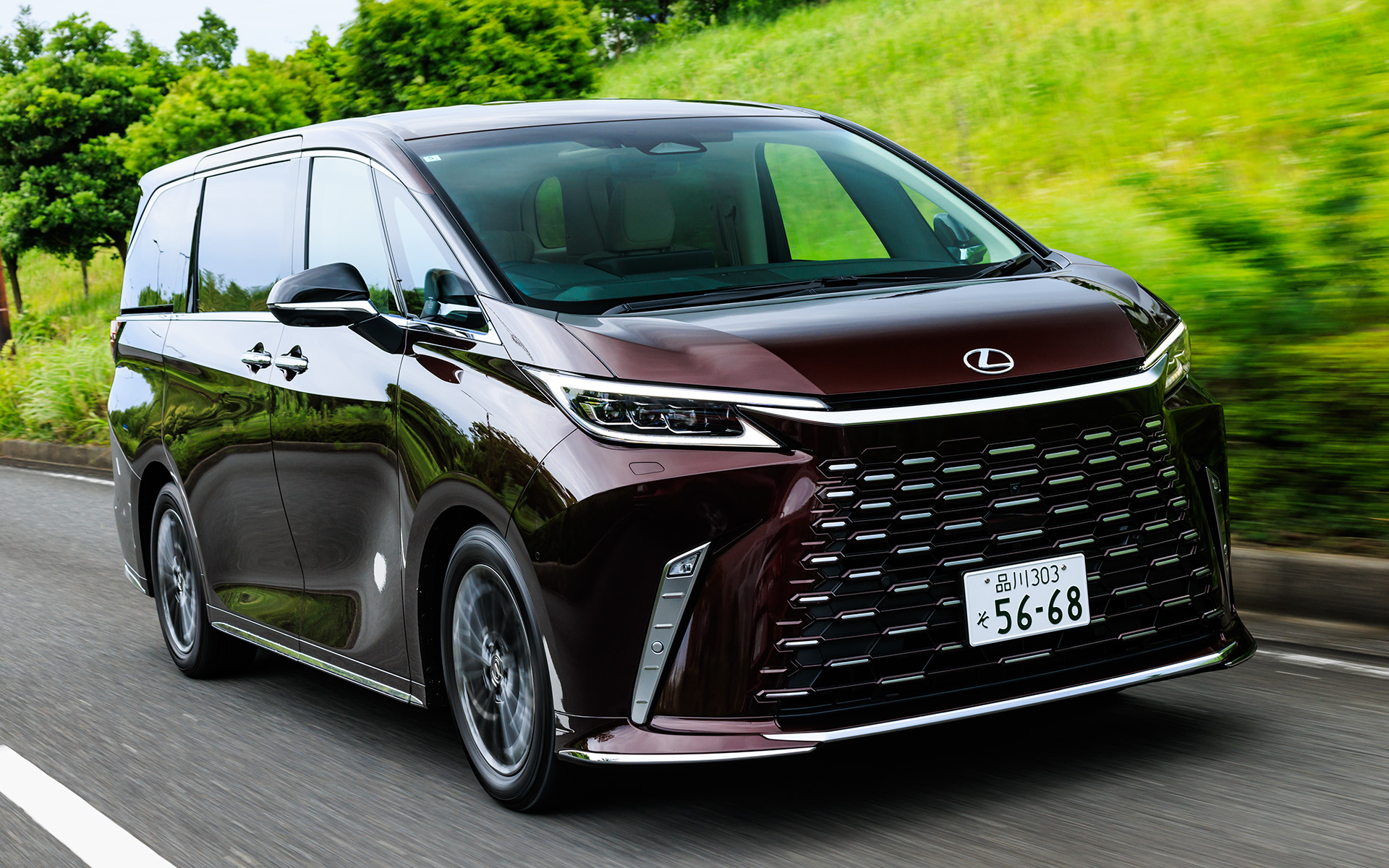 レクサスのラグジュアリーとおもてなしが満載の「LM 500h version L」を試乗した