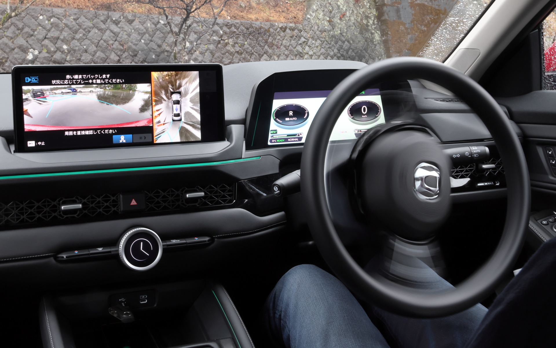 駐車支援システム「Honda パーキングパイロット」の作動のようす