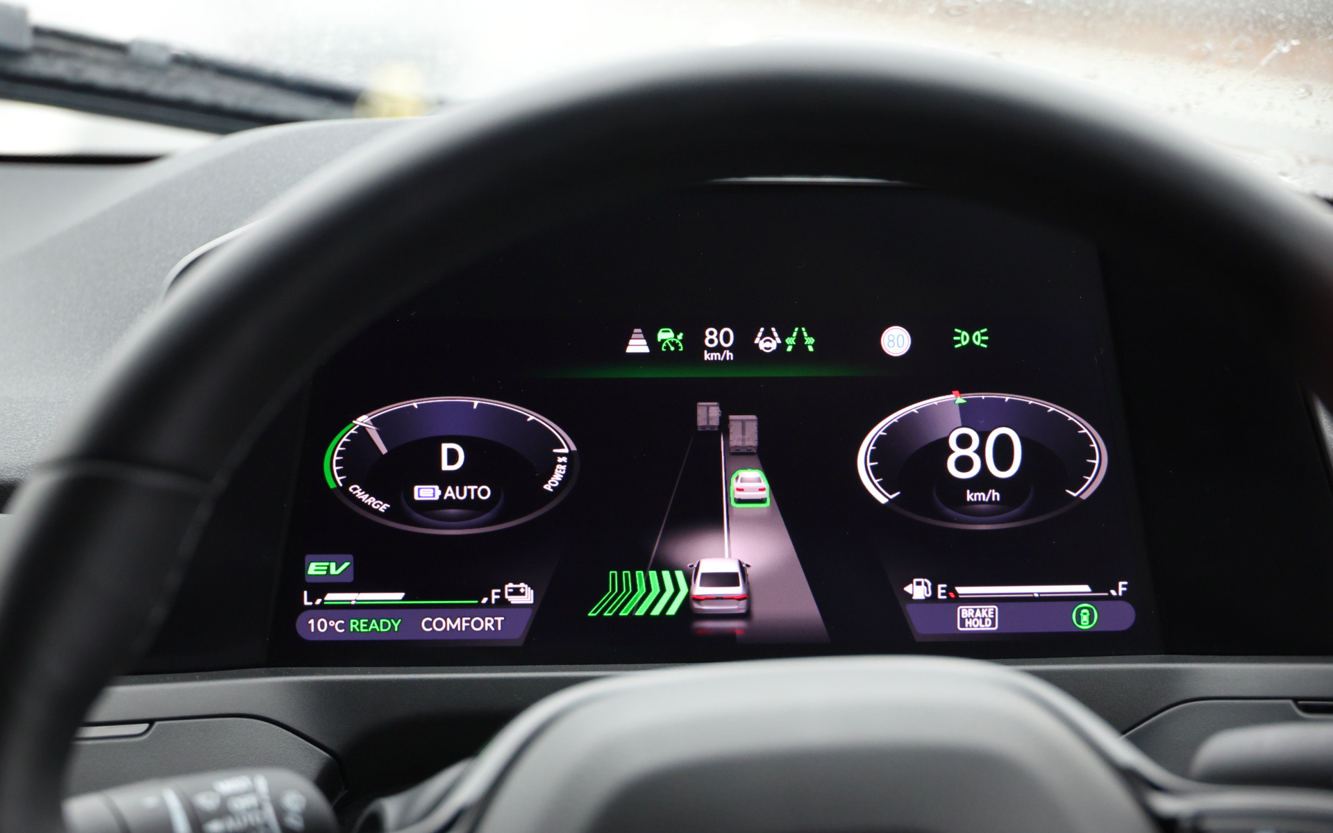 国内向けホンダ車に初搭載となる最新の全方位安全運転支援システム「Honda SENSING 360」では、約100度の有効水平画角を持つフロントセンサーカメラに加え、フロントと各コーナーに計5台のミリ波レーダーを装備することによって360度センシングを実現。また、従来の「Honda SENSING」の機能に前方交差車両警報、車線変更時衝突抑制機能、車線変更支援機能も加わった。なお、2025年には車両周辺の死角をカバーし、交通事故の回避やドライバーの運転負荷の軽減をサポートする全方位安全運転支援システム「Honda SENSING 360+」をアコードに搭載する予定