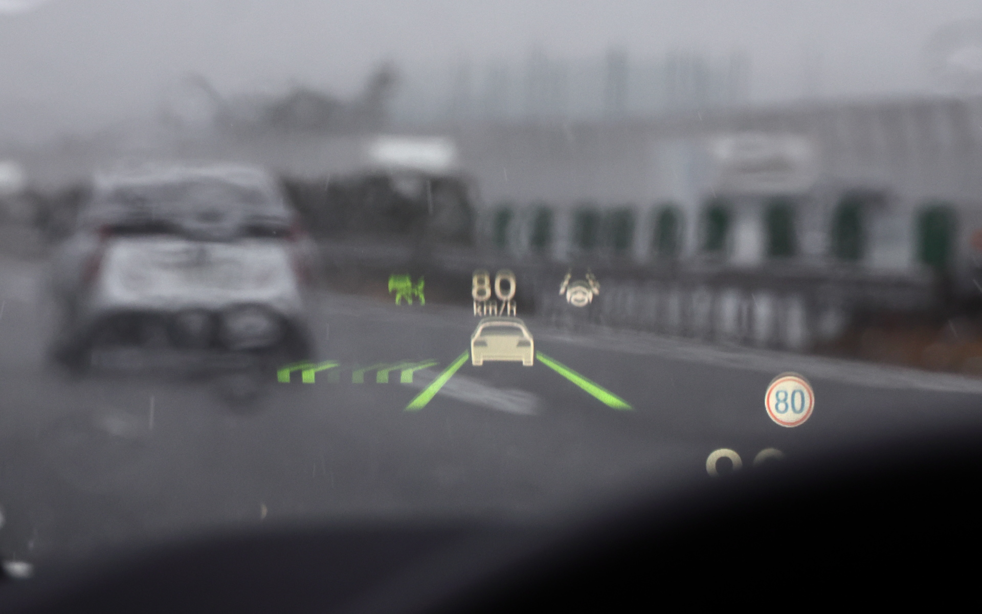 国内向けホンダ車に初搭載となる最新の全方位安全運転支援システム「Honda SENSING 360」では、約100度の有効水平画角を持つフロントセンサーカメラに加え、フロントと各コーナーに計5台のミリ波レーダーを装備することによって360度センシングを実現。また、従来の「Honda SENSING」の機能に前方交差車両警報、車線変更時衝突抑制機能、車線変更支援機能も加わった。なお、2025年には車両周辺の死角をカバーし、交通事故の回避やドライバーの運転負荷の軽減をサポートする全方位安全運転支援システム「Honda SENSING 360+」をアコードに搭載する予定