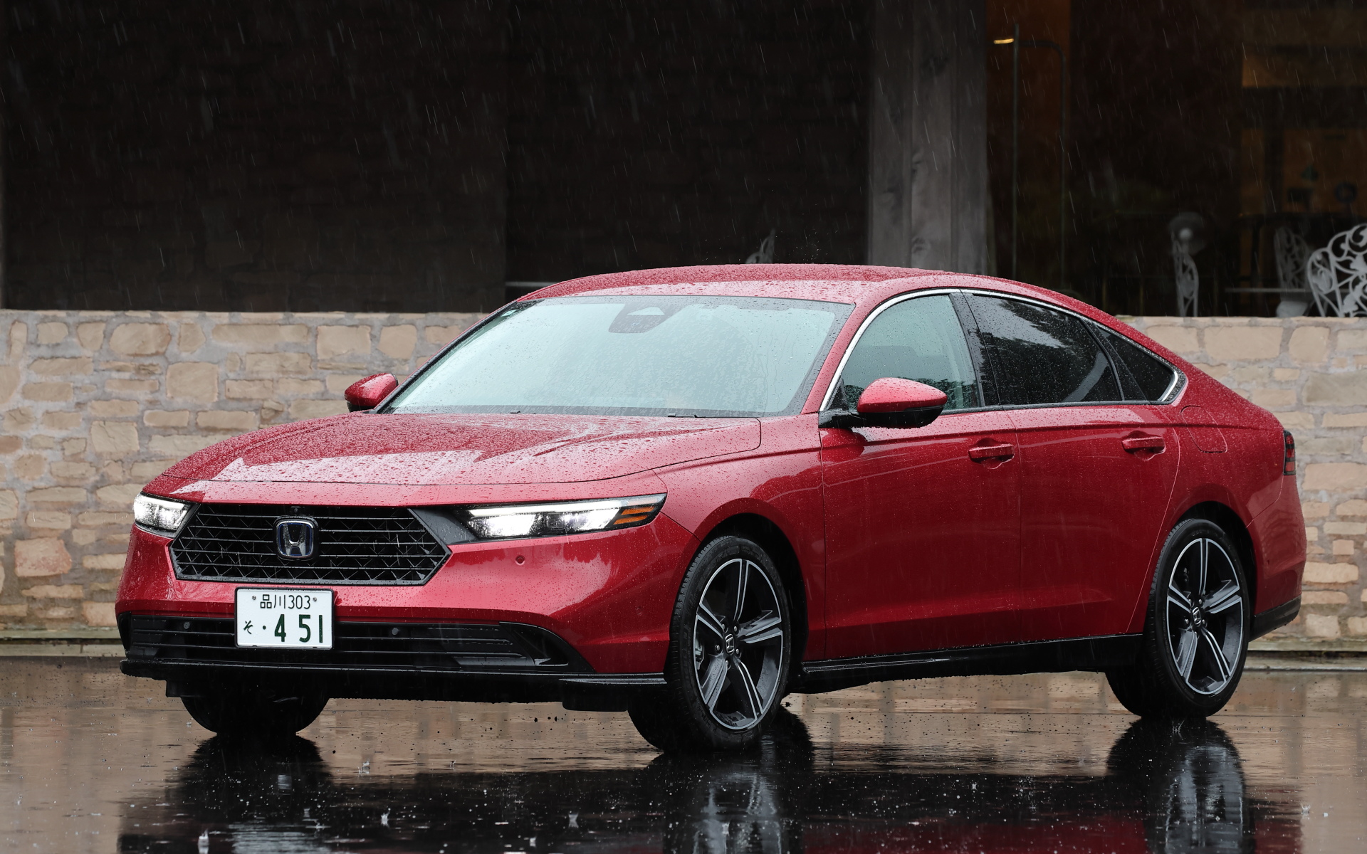 今回試乗したのは2024年3月に発売となった新型「アコード」。国内向けホンダ車として初搭載となる「Google」「Honda SENSING 360」など、ホンダの最新の安全技術や先進装備を搭載した。2WD（FF）の「e:HEV」の1グレード展開で、価格は544万9400円。ボディサイズは4975×1860×1450mm（全長×全幅×全高）、ホイールベースは2830mm
