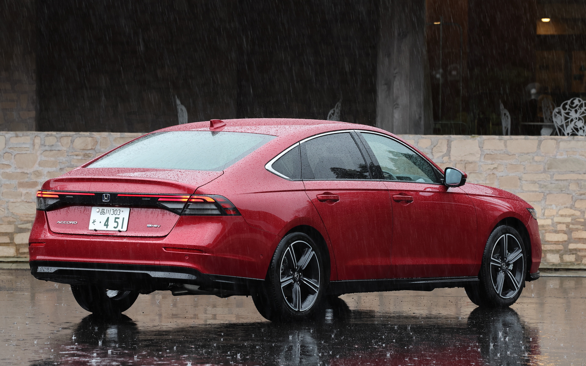 今回試乗したのは2024年3月に発売となった新型「アコード」。国内向けホンダ車として初搭載となる「Google」「Honda SENSING 360」など、ホンダの最新の安全技術や先進装備を搭載した。2WD（FF）の「e:HEV」の1グレード展開で、価格は544万9400円。ボディサイズは4975×1860×1450mm（全長×全幅×全高）、ホイールベースは2830mm