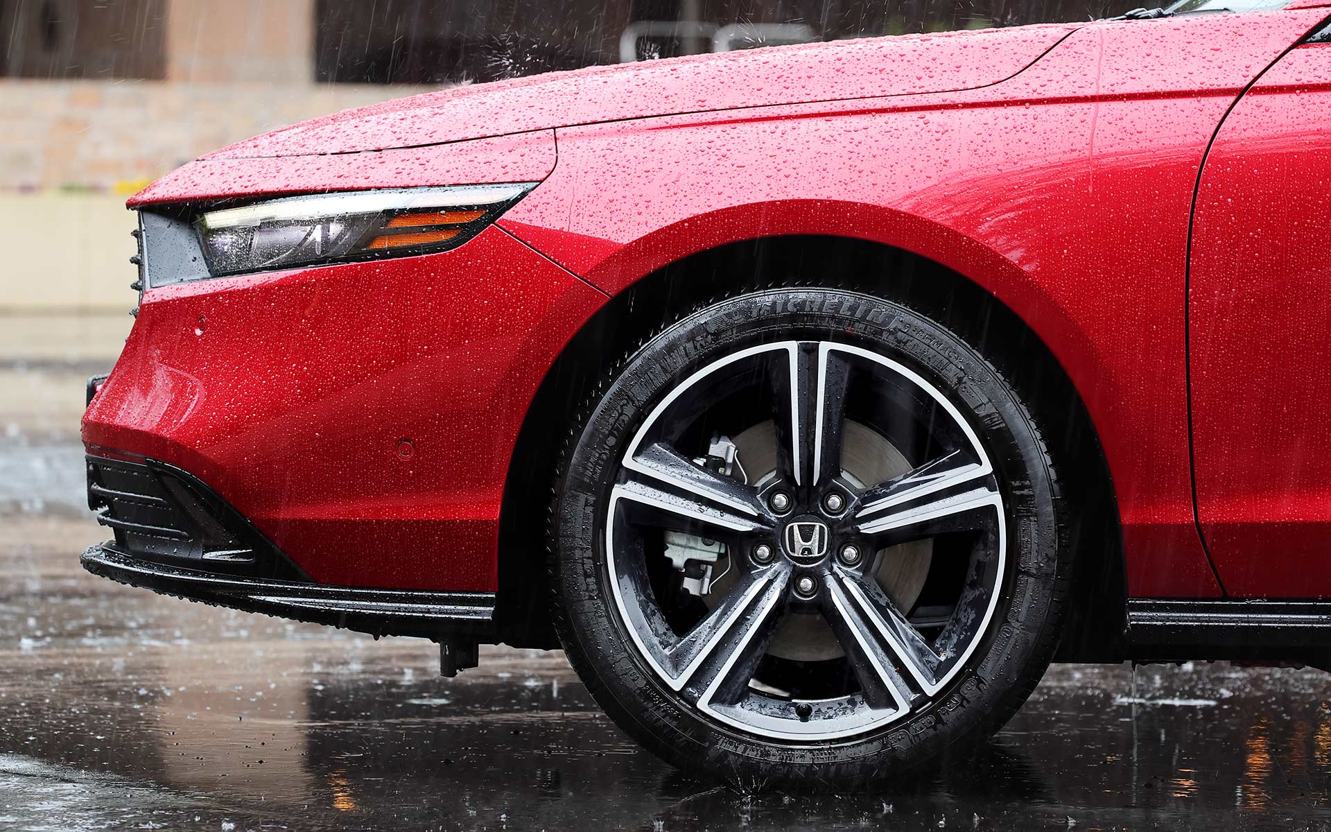 足下は18インチアルミホイールにミシュランのプレミアムコンフォートタイヤ「e・PRIMACY（イー プライマシー）」の組み合わせ。タイヤサイズは235/45R18