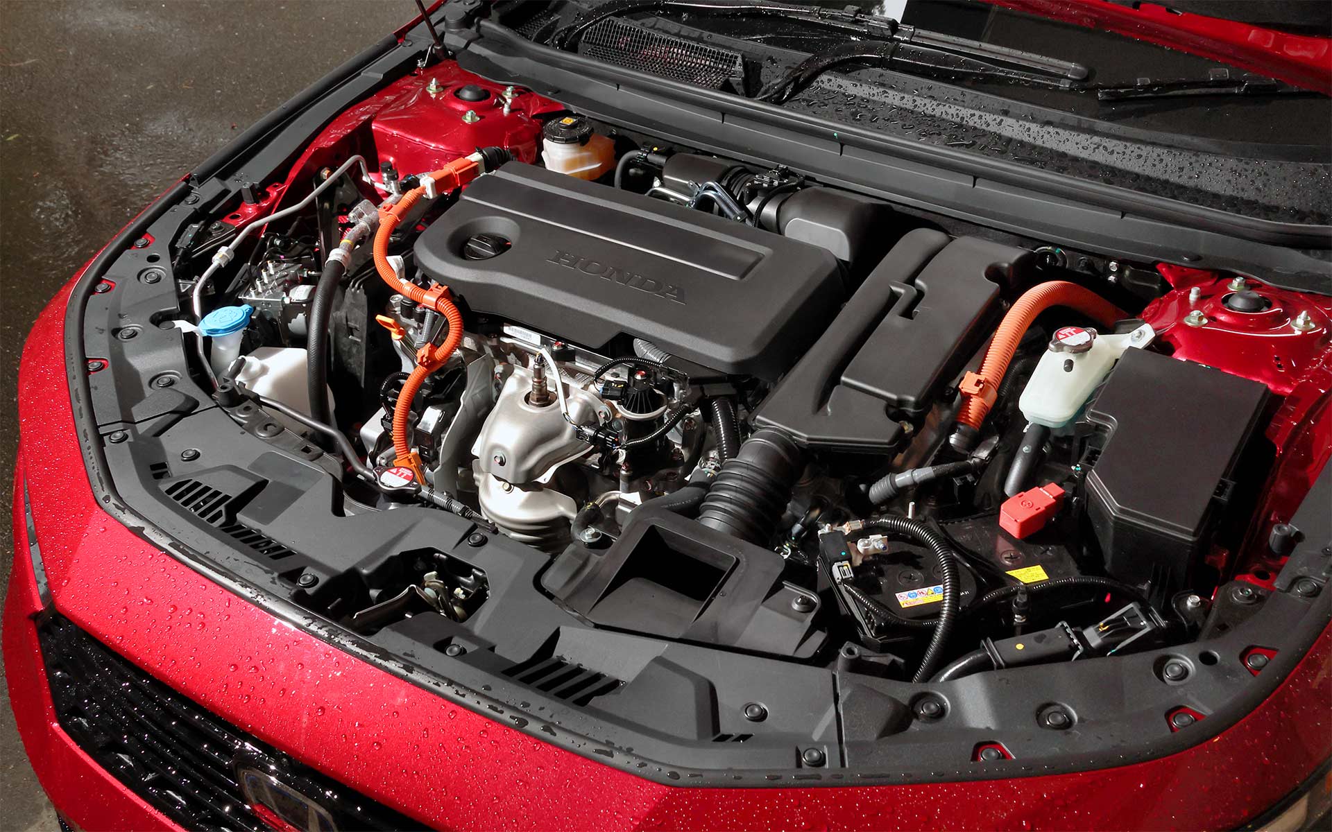 パワートレーンは直列4気筒DOHC 2.0リッターの直噴アトキンソンサイクルエンジンと、新開発の高出力モーターを採用した2モーター内蔵電気式CVTを搭載。エンジンの最高出力は108kW（147PS）/6100rpm、最大トルクは182Nm（18.6kgfm）/4500rpm。モーターの最高出力は135kW（184PS）/5000-8000rpm、最大トルクは335Nm（34.2kgfm）/0-2000rpmで、WLTCモード燃費は23.8km/L