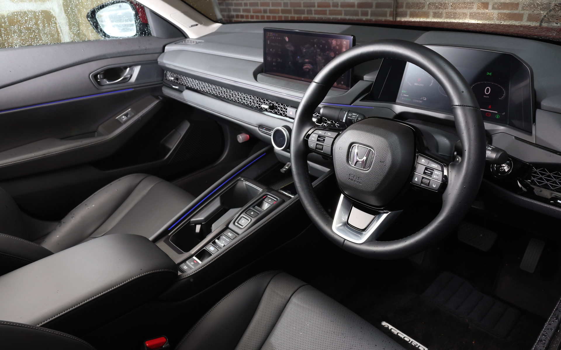 新型アコードでは国内向けホンダ車として初めてGoogleを搭載。Google アシスタント、Google マップ、Google Playを車内で簡単に利用できる。また、国内向けホンダ車として初採用の「エクスペリエンスセレクション ダイヤル」を用い、エアコンやオーディオソース、音量、照明の色や明るさなどの設定を組み合わせて登録し、1つのダイヤルでまとめて簡単に操作できるようにした