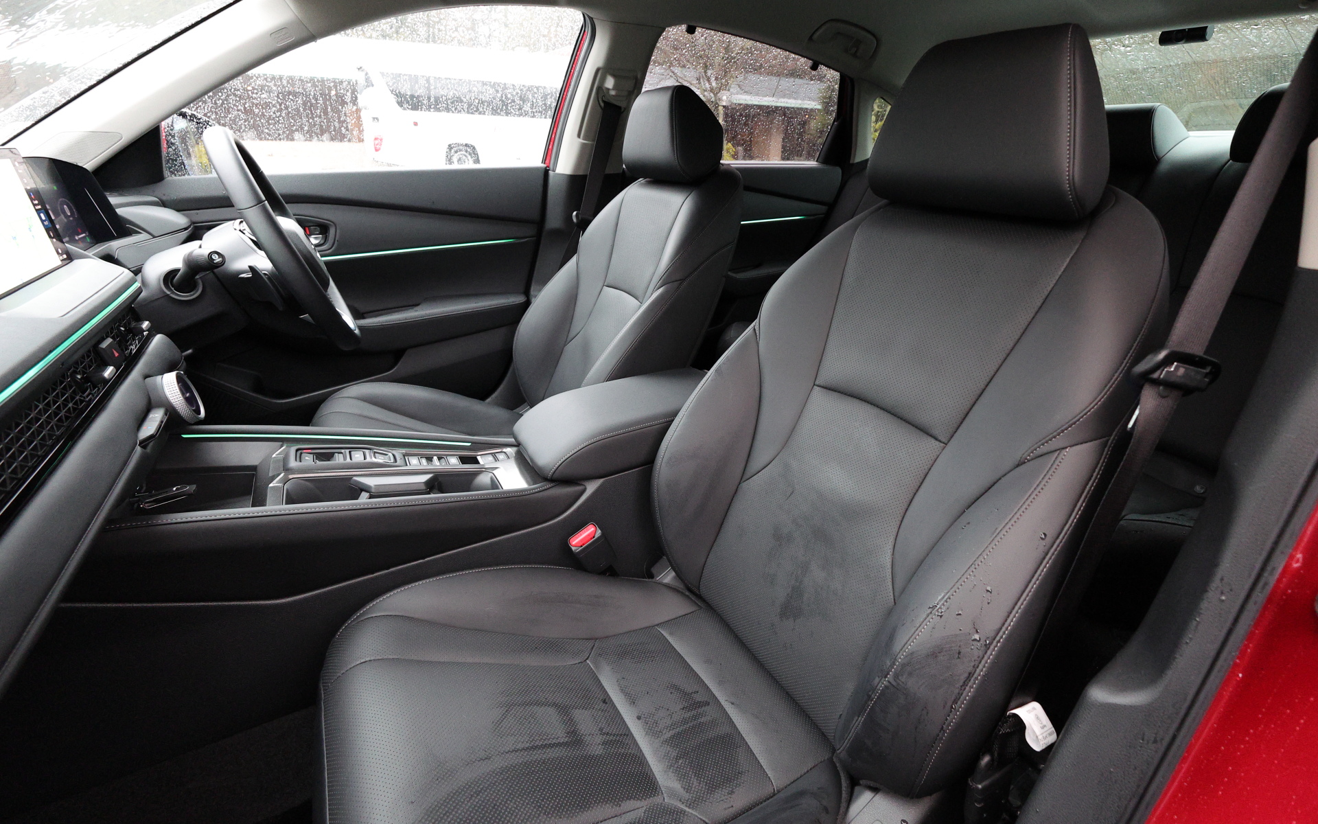 新型アコードでは国内向けホンダ車として初めてGoogleを搭載。Google アシスタント、Google マップ、Google Playを車内で簡単に利用できる。また、国内向けホンダ車として初採用の「エクスペリエンスセレクション ダイヤル」を用い、エアコンやオーディオソース、音量、照明の色や明るさなどの設定を組み合わせて登録し、1つのダイヤルでまとめて簡単に操作できるようにした