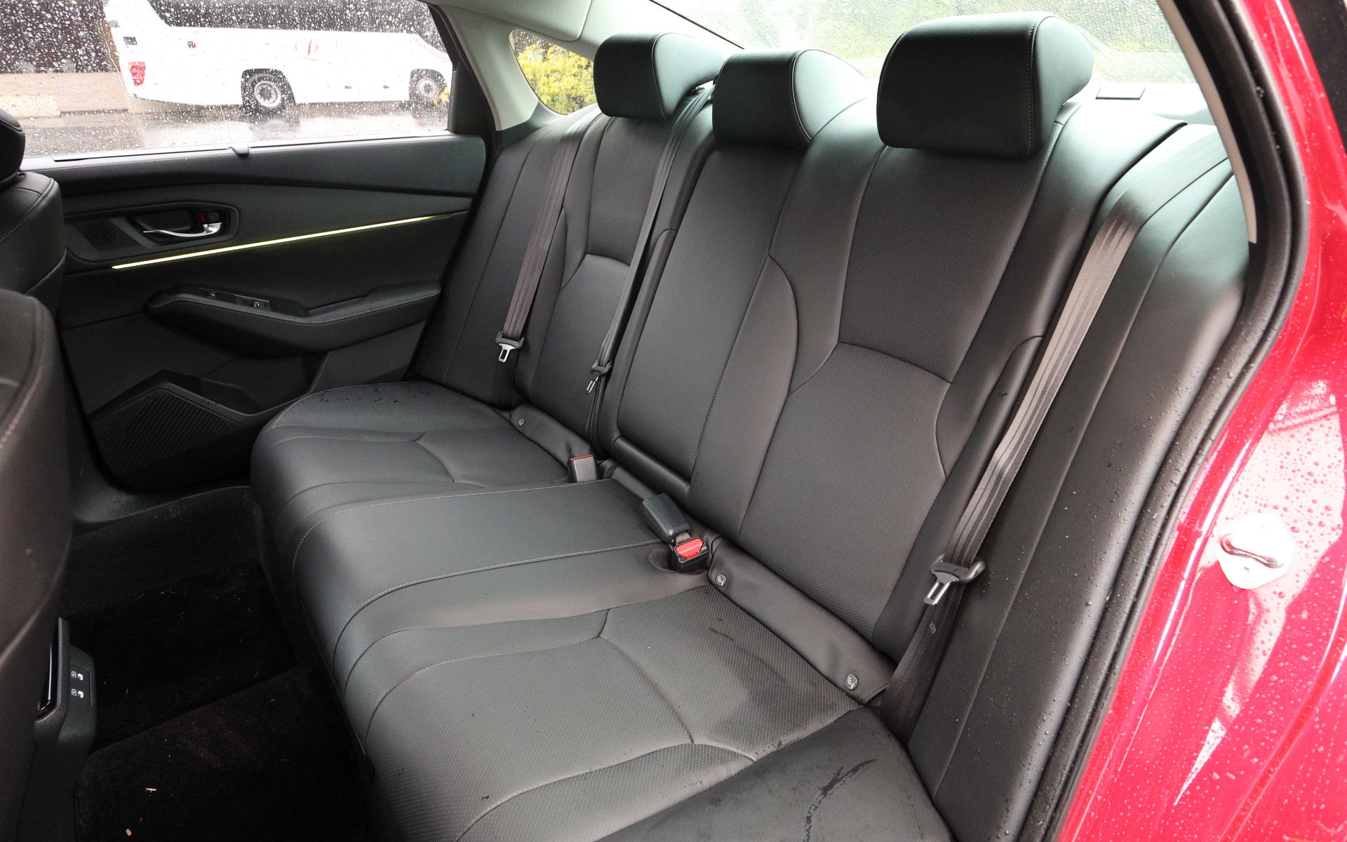 新型アコードでは国内向けホンダ車として初めてGoogleを搭載。Google アシスタント、Google マップ、Google Playを車内で簡単に利用できる。また、国内向けホンダ車として初採用の「エクスペリエンスセレクション ダイヤル」を用い、エアコンやオーディオソース、音量、照明の色や明るさなどの設定を組み合わせて登録し、1つのダイヤルでまとめて簡単に操作できるようにした