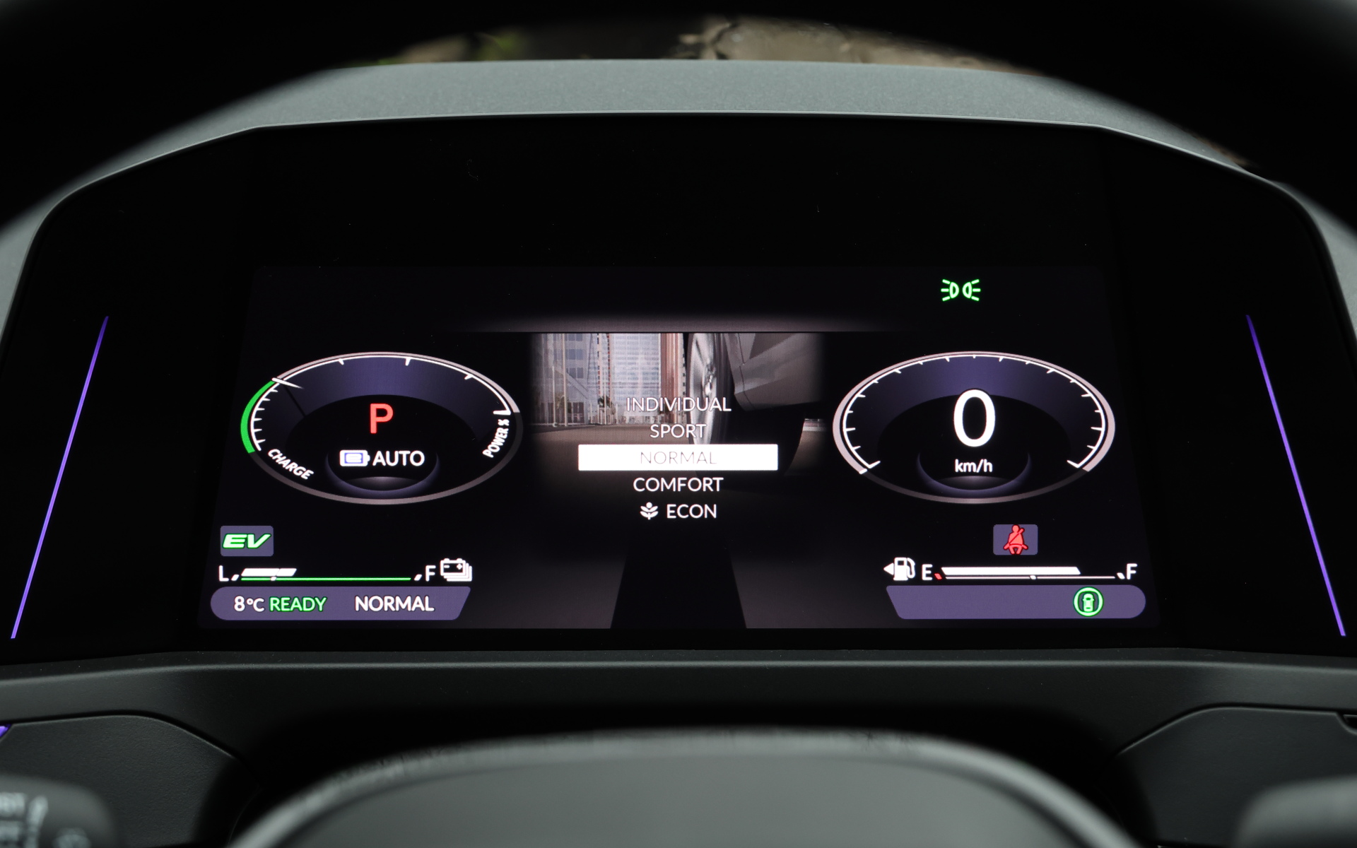 新型アコードでは国内向けホンダ車として初めてGoogleを搭載。Google アシスタント、Google マップ、Google Playを車内で簡単に利用できる。また、国内向けホンダ車として初採用の「エクスペリエンスセレクション ダイヤル」を用い、エアコンやオーディオソース、音量、照明の色や明るさなどの設定を組み合わせて登録し、1つのダイヤルでまとめて簡単に操作できるようにした