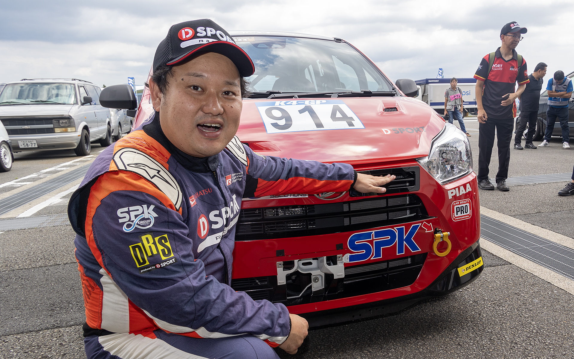 相原氏が指を差しているのが新設したダクト。撮影時はグリルも付いて整えられているが、元は実戦の現場で簡易的に開けられたそうだ