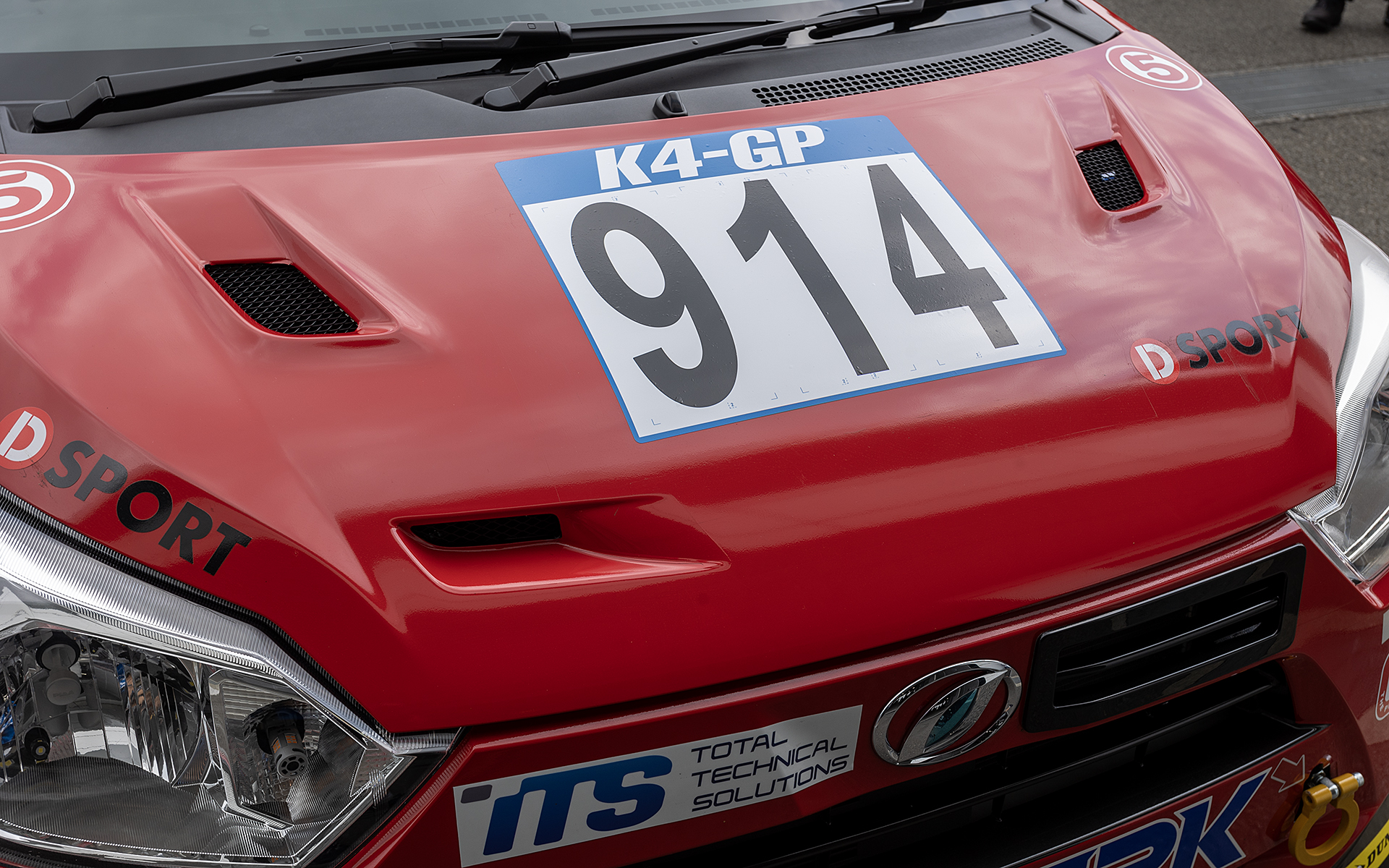 純正ボンネットに穴開け加工をしている。後端にある2つのダクトは排熱用。効果的に熱が抜ける部分を探して設けた。現在も検証中のためダクト部分には温度を測るためのセンサーが付けられる。そして前方のダクトがエアクリーナーボックスとつながるもの