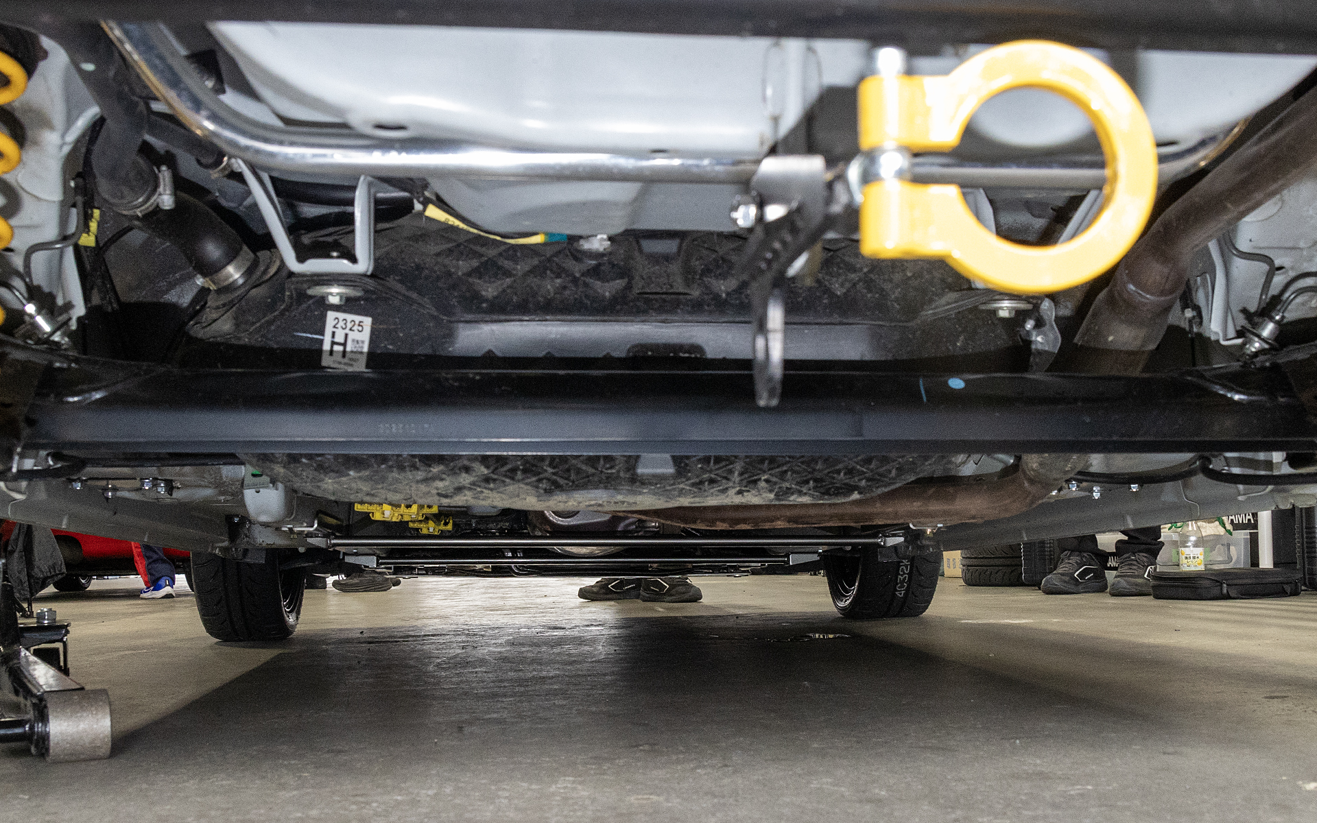 フロア下にはフロント部、センター部などにブレースを追加。ここへのブレース追加はラリージャパン参戦のコペンやラリーチャレンジのロッキーの開発で有効性が確認できた部位だ