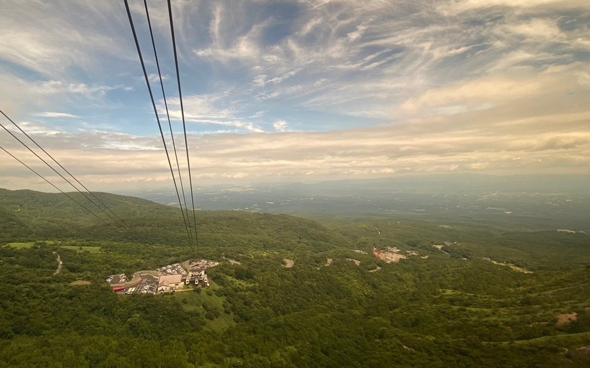 那須ロープウェイ山麓駅から山頂駅へ高速でのぼっていくロープウェイ内からは、こんな景色が拝めました。ペットも有料ですが、JAF会員だと割引がありますよ