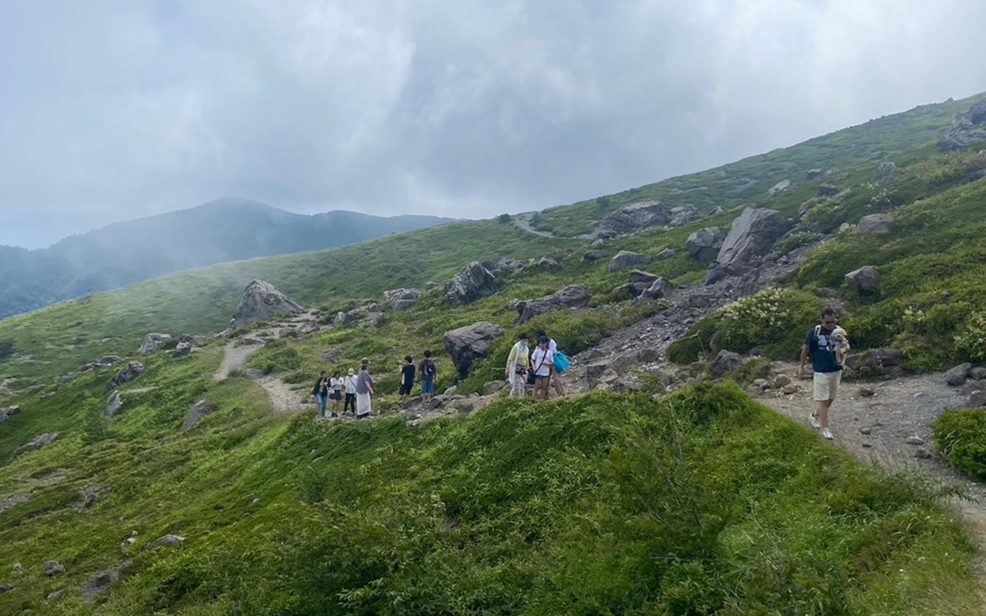 関東を代表する活火山という那須岳の主峰・茶臼岳は、大きな岩がゴロゴロと点在する中を歩くことができます。最初はゆるやかな傾斜でも、だんだんと砂利がすべりやすい急斜面になってきて、歩きやすい服やしっかりとした靴は必須。うっかり軽装で行ってしまって、最初はみんなブルブルと震えながらのぼっていきました