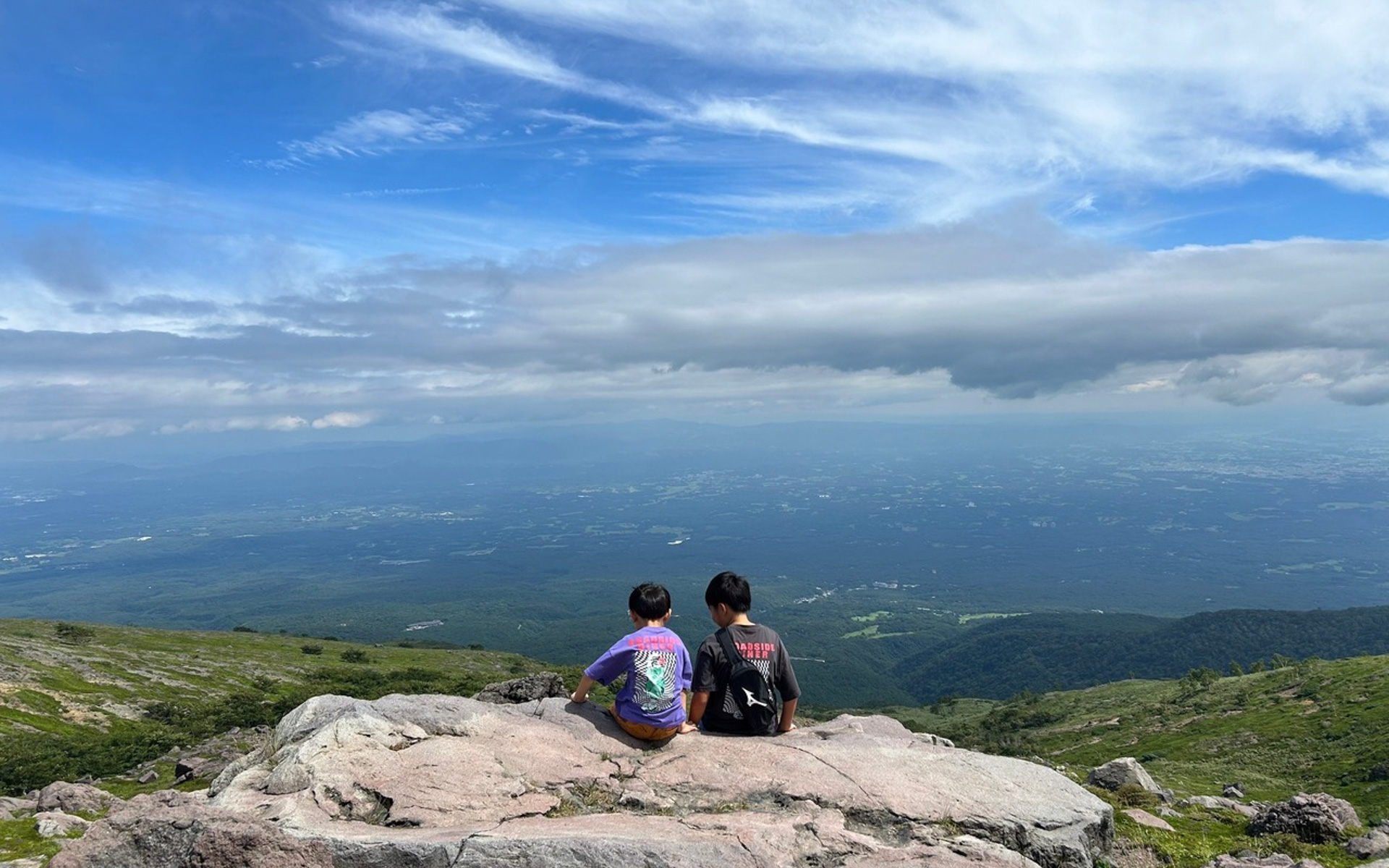 空の青と雲の白、森の緑がパノラマで広がる、天空の岩のような絶景にしばしうっとり。街中の猛暑を忘れることができ、こんな景色が見られるだけでも、来た甲斐がありました