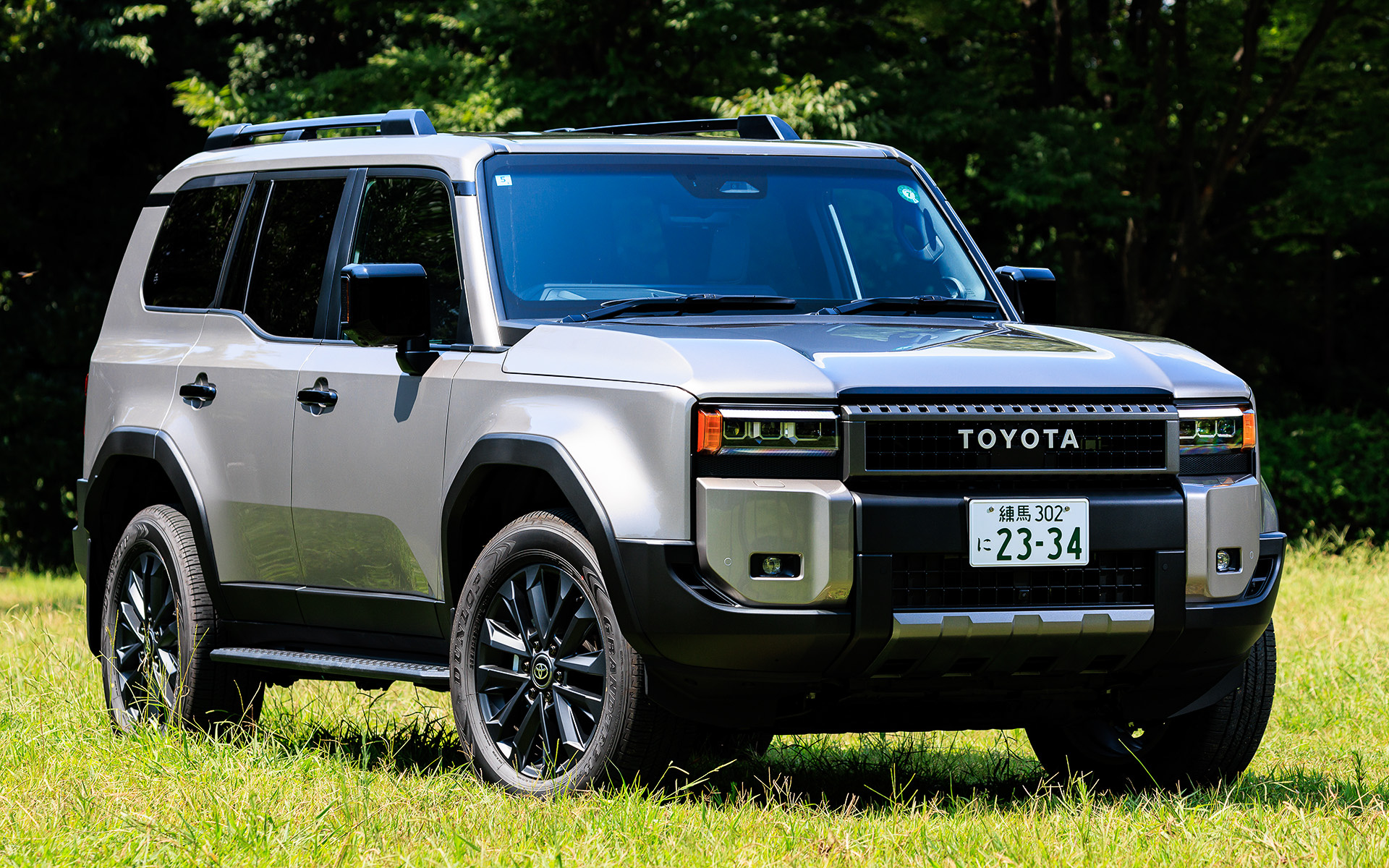 今回試乗したのは2024年4月に発売した新型「ランドクルーザー 250」。グレードは2.8リッターディーゼル仕様の最上位モデル「ZX」（735万円）。ボディサイズは4925×1980×1935mm（全長×全幅×全高）、ホイールベースは2850mm