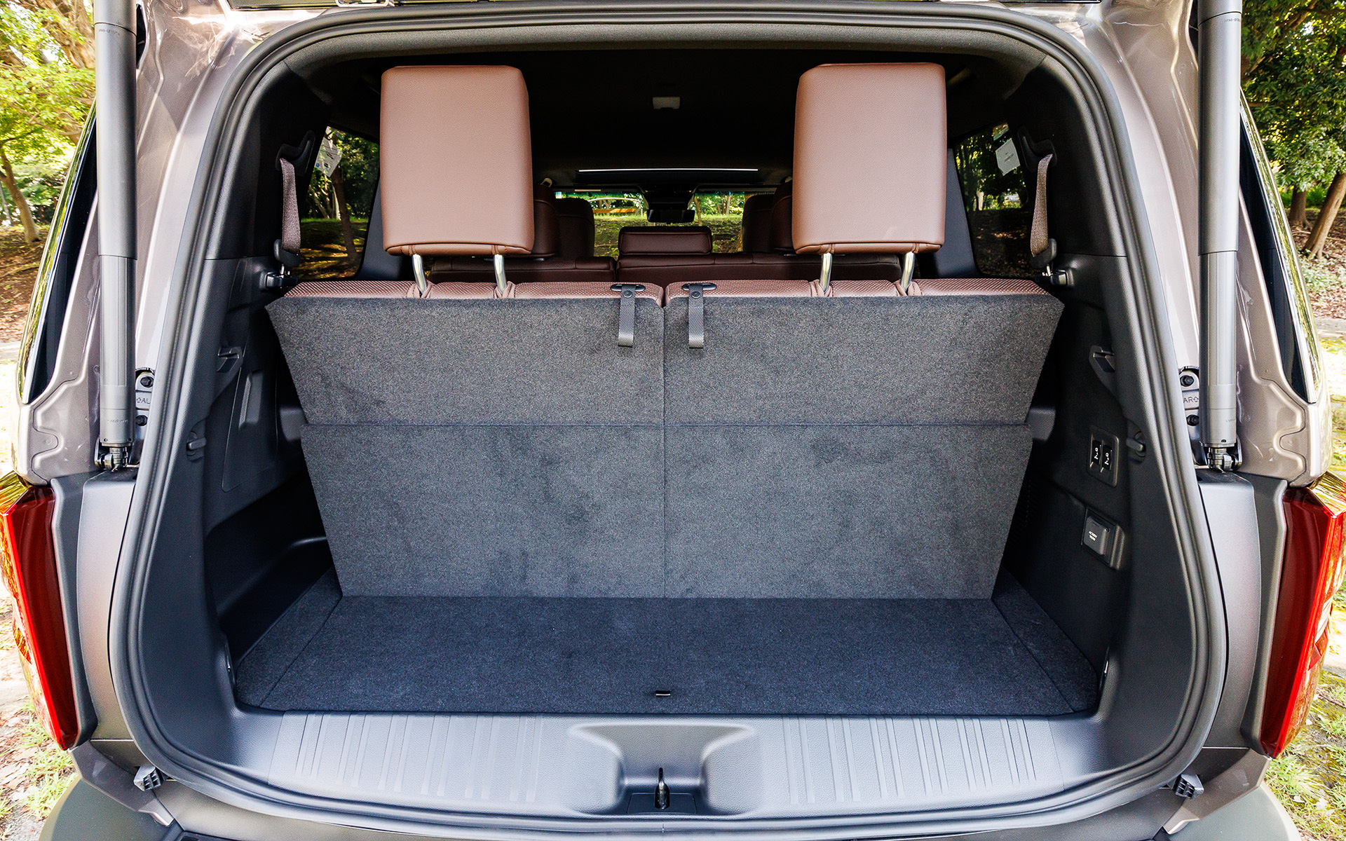 ラゲッジスペースのレイアウト例。6：4分割セカンドシート使用時でも408Lのラゲッジ容量を確保。サードシートはスイッチ操作で自動的に格納する5：5分割式