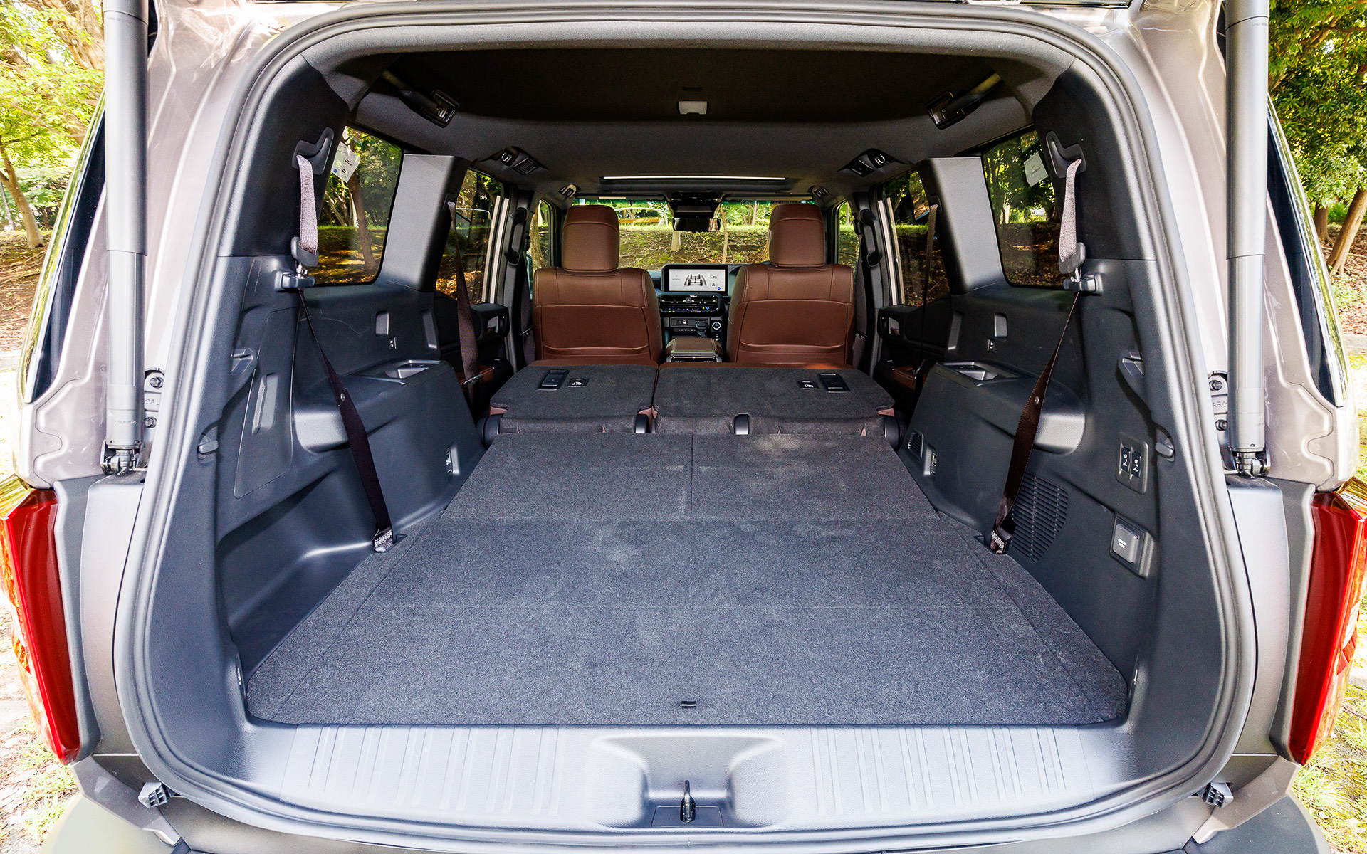 ラゲッジスペースのレイアウト例。6：4分割セカンドシート使用時でも408Lのラゲッジ容量を確保。サードシートはスイッチ操作で自動的に格納する5：5分割式