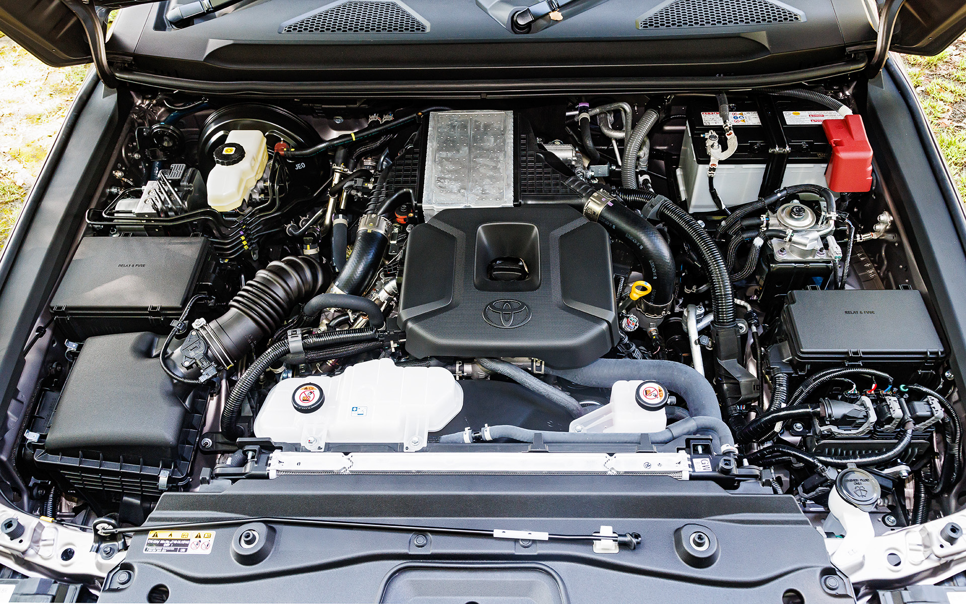 直列4気筒2.8リッター直噴ディーゼルターボ「1GD-FTV」型エンジンは最高出力150kW（204PS）/3000-3400rpm、最大トルク500Nm（51.0kgfm）/1600-2800rpmを発生。WLTCモード燃費は11.0km/L