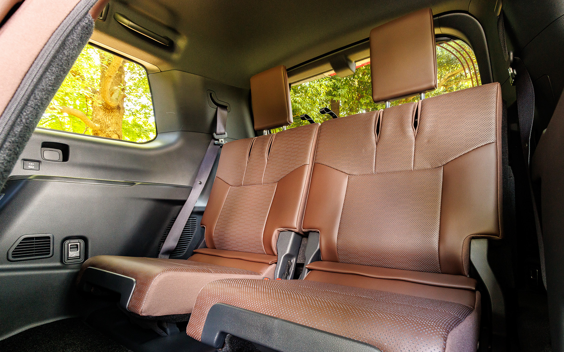 ZXの内装カラーはダークチェスナット。3列シート仕様のほか、ディーゼル仕様には5名乗車仕様もある。なお新型ランドクルーザー 250では運転席の着座位置を後方に移動しつつ、2列目と3列目シートの配置位置の見直しを実施。951mmという広い前後カップルディスタンスを確保している