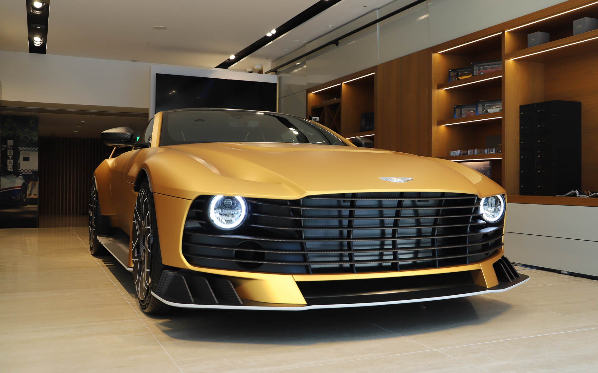 110周年モデルの「ヴァラー」をもとに、F1ドライバーのフェルナンド・アロンソ選手の要望からレーシングカーの要素を取り入れた“過激な”モデルとして開発された「ヴァリアント」