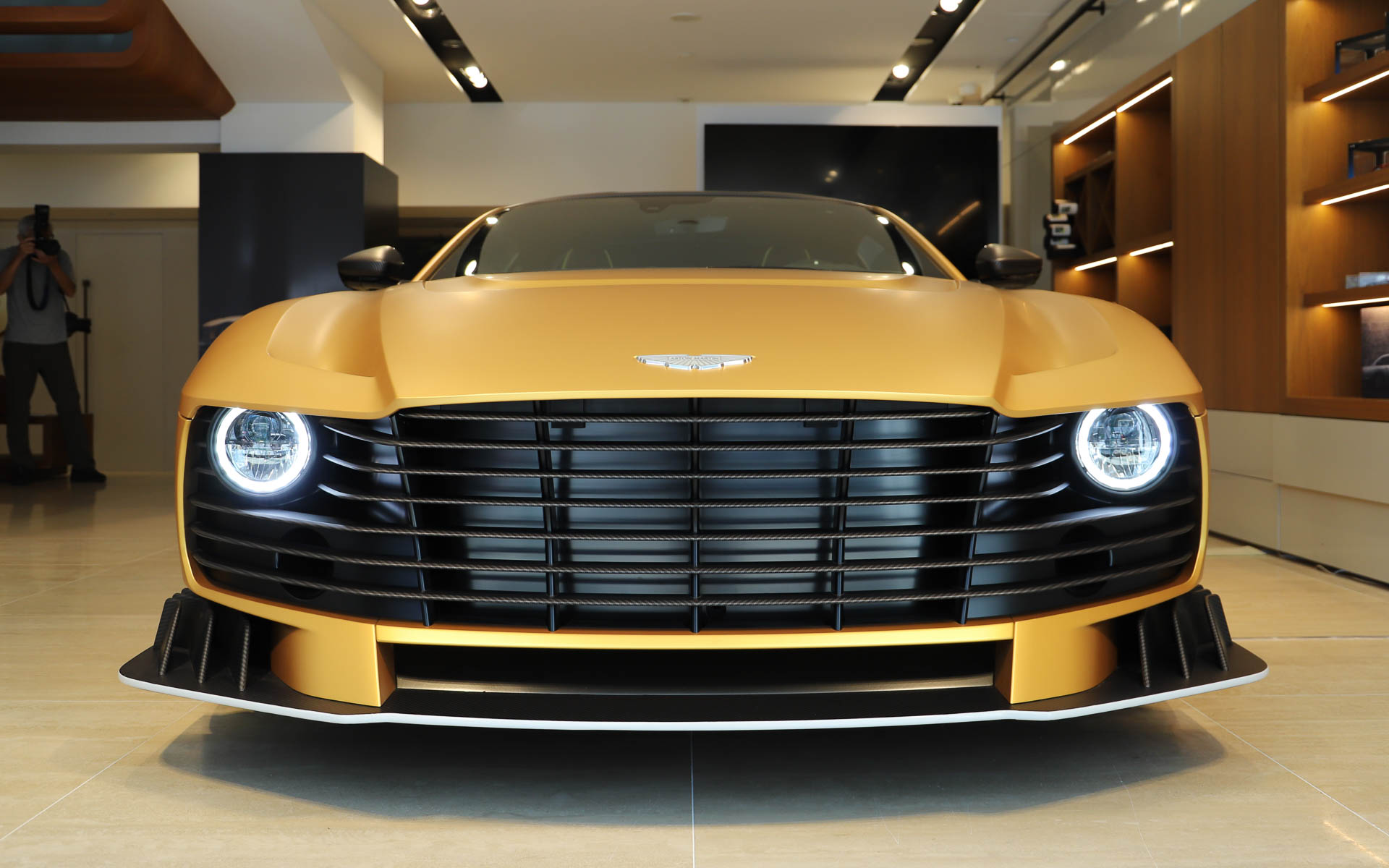 110周年モデルの「ヴァラー」をもとに、F1ドライバーのフェルナンド・アロンソ選手の要望からレーシングカーの要素を取り入れた“過激な”モデルとして開発された「ヴァリアント」