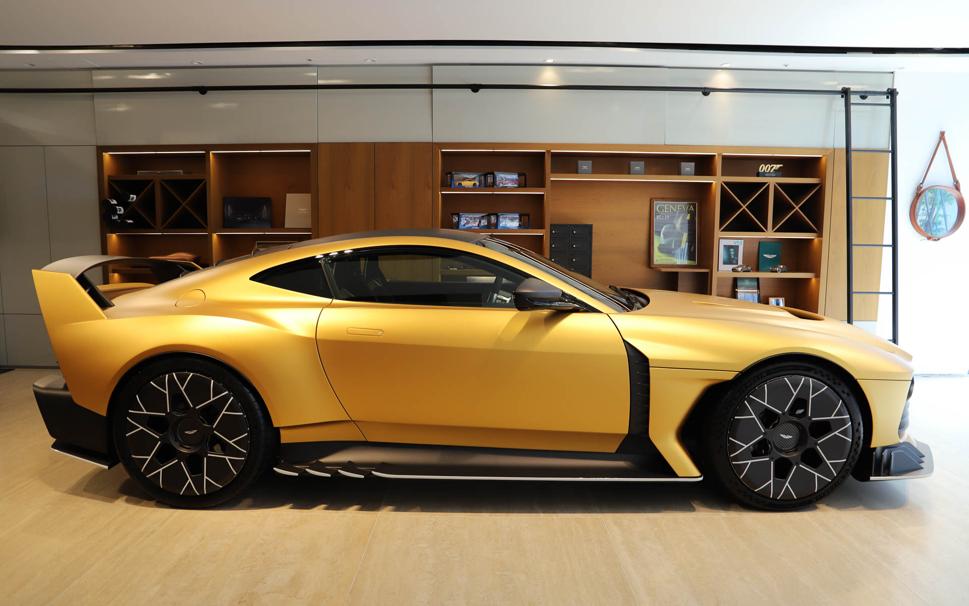 110周年モデルの「ヴァラー」をもとに、F1ドライバーのフェルナンド・アロンソ選手の要望からレーシングカーの要素を取り入れた“過激な”モデルとして開発された「ヴァリアント」