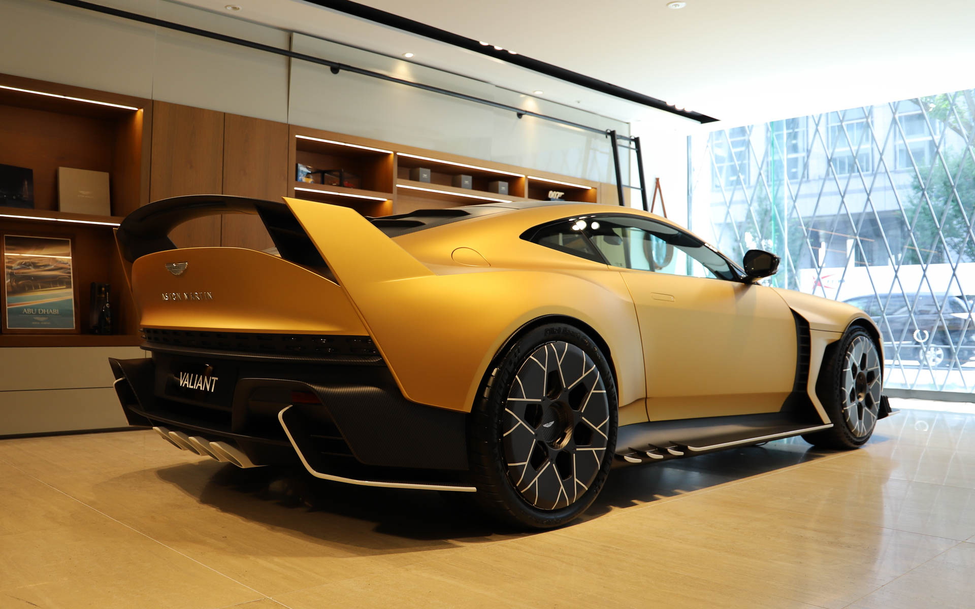 110周年モデルの「ヴァラー」をもとに、F1ドライバーのフェルナンド・アロンソ選手の要望からレーシングカーの要素を取り入れた“過激な”モデルとして開発された「ヴァリアント」