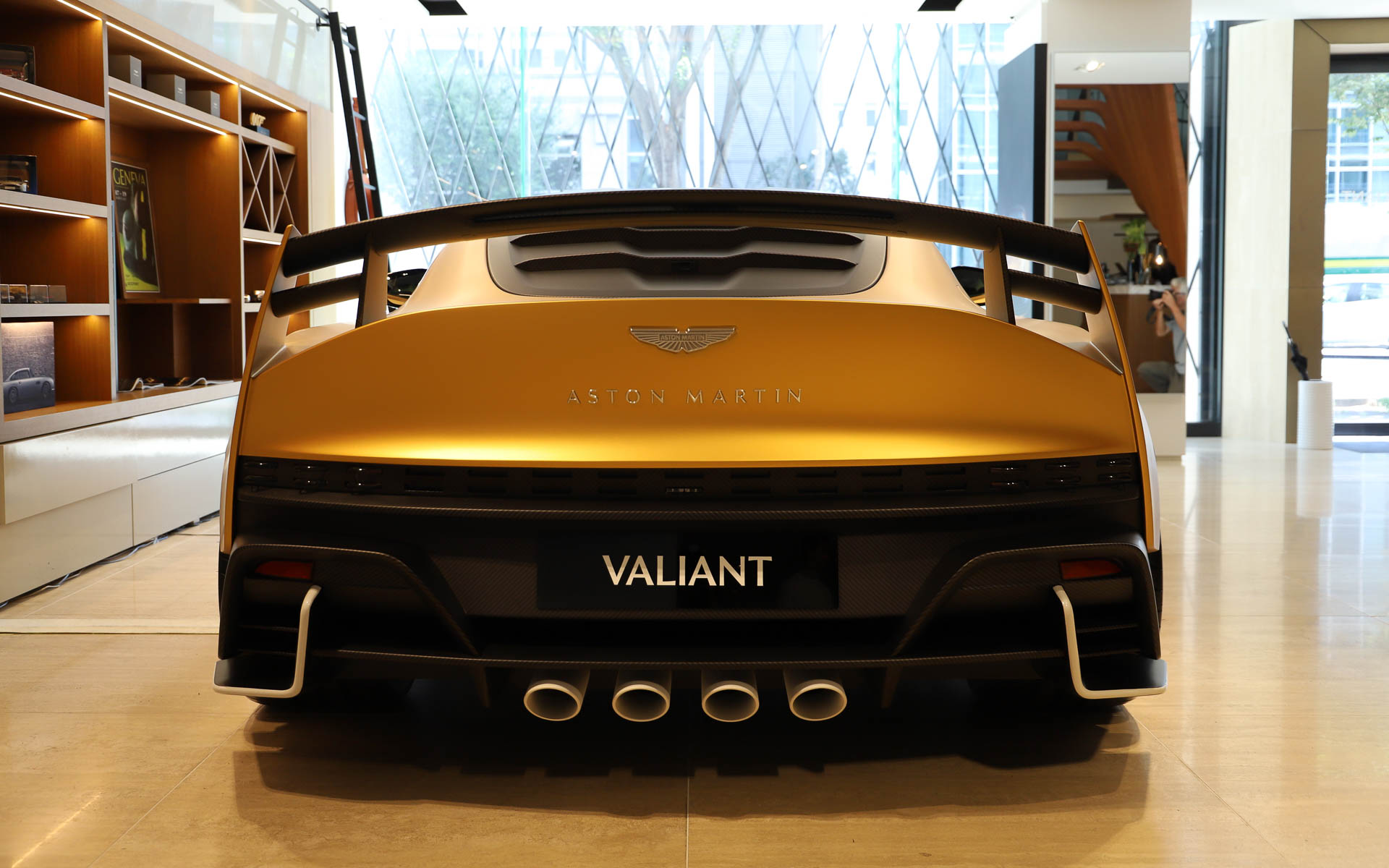 110周年モデルの「ヴァラー」をもとに、F1ドライバーのフェルナンド・アロンソ選手の要望からレーシングカーの要素を取り入れた“過激な”モデルとして開発された「ヴァリアント」