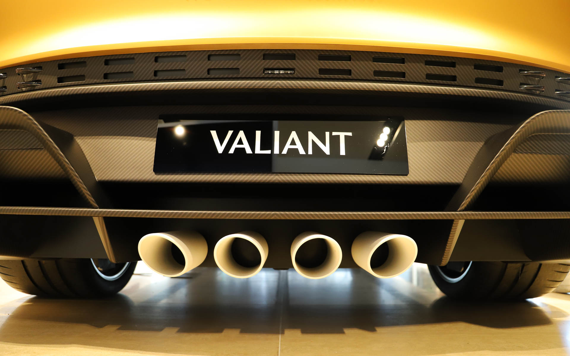 110周年モデルの「ヴァラー」をもとに、F1ドライバーのフェルナンド・アロンソ選手の要望からレーシングカーの要素を取り入れた“過激な”モデルとして開発された「ヴァリアント」