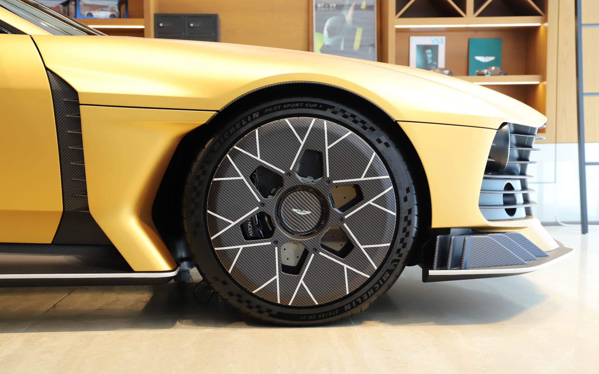 21インチのマグネシウムホイールに装着されたカーボンファイバー製エアロディスクもヴァリアントの特徴。フロント410mm×38mm、リア360mm×32mmのカーボンセラミック・ブレーキも標準装備する