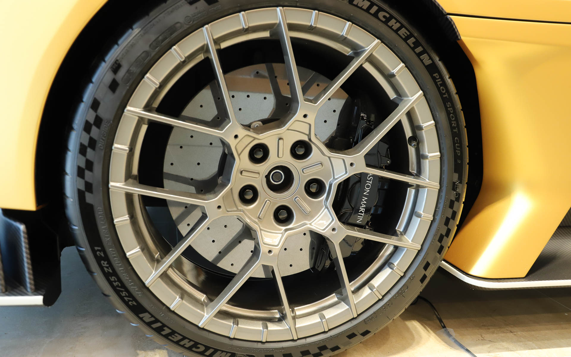 21インチのマグネシウムホイールに装着されたカーボンファイバー製エアロディスクもヴァリアントの特徴。フロント410mm×38mm、リア360mm×32mmのカーボンセラミック・ブレーキも標準装備する