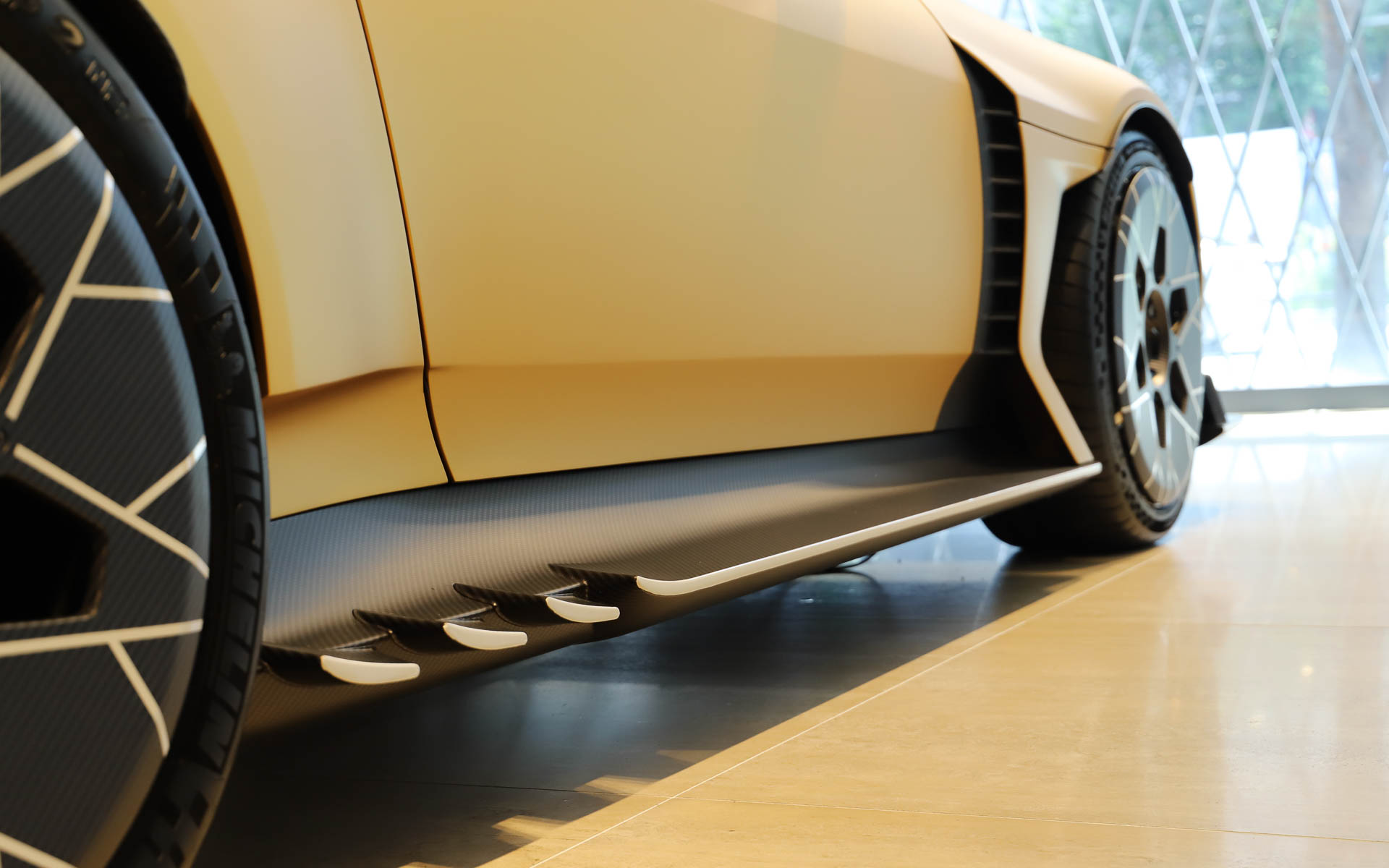 幅の広いサイドシルとリアホイールの前の上向きに反ったボーテックスジェネレーターは、フロントスプリッターのエンドプレーンと連携し、側面の空気の流れを整えて、乱気流、空気抵抗、浮き上がりを低減する