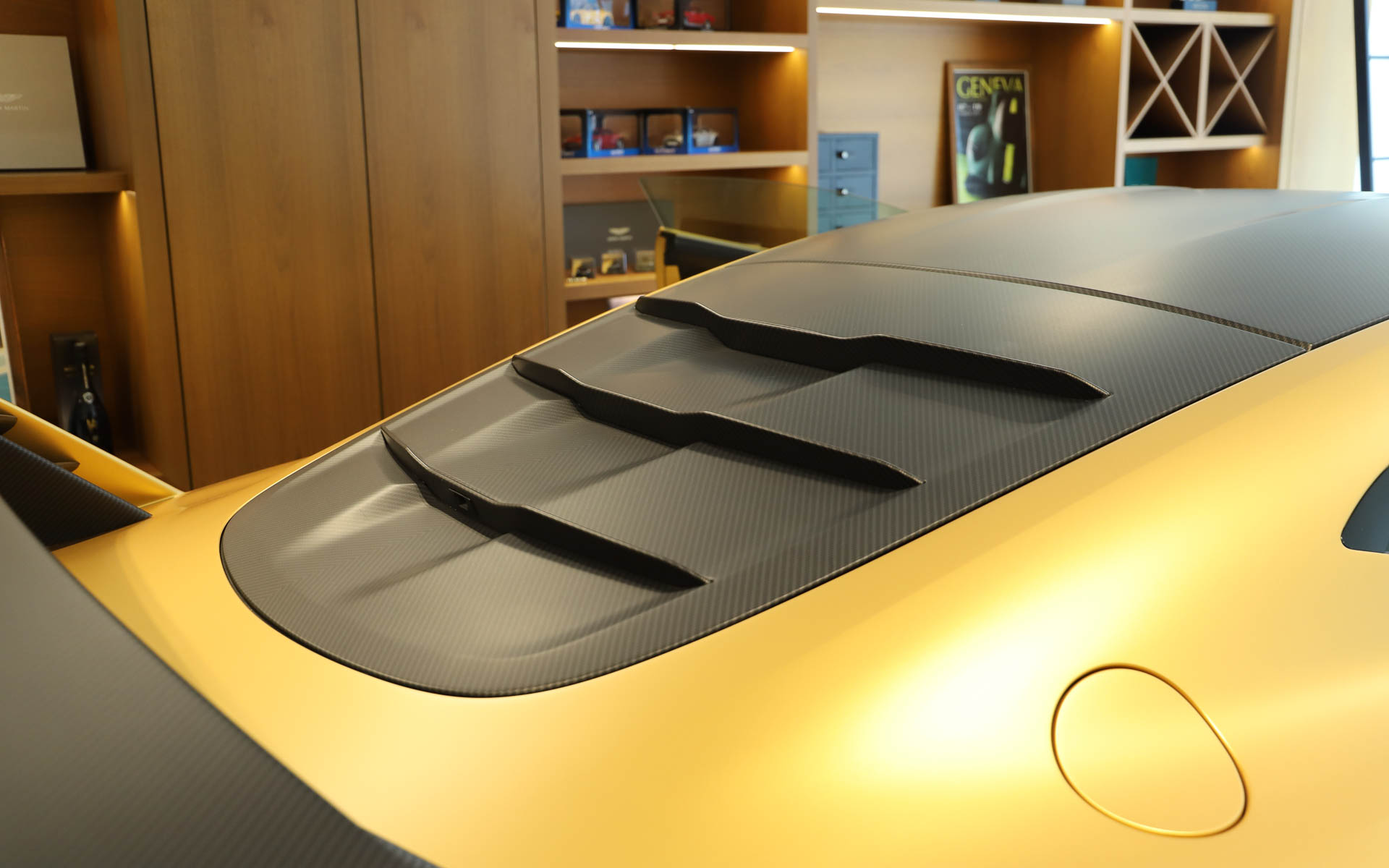 ヴァリアントはボディをカーボンファイバーで一体成型しているためトランクが設けられておらず、それによりカーボンファイバーの構造が強化されているという。なお、トランクのかわりにテールゲートのように開くパネルがあり、レーシングヘルメット2つと、レーシングブーツ2足分が入れられる