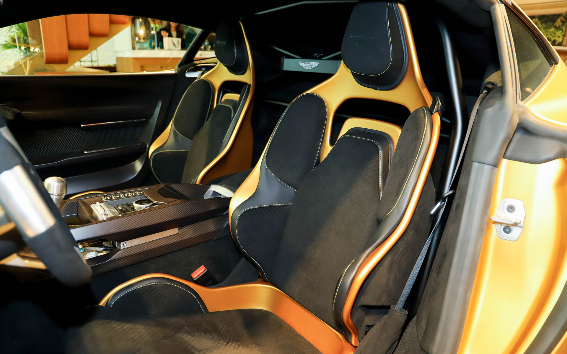 ビスポークのトリムのレカロ製Podiumシートを標準装備。スチール製のハーフケージは、4点レースハーネス装着時のアンカーポイントとしても使用可能