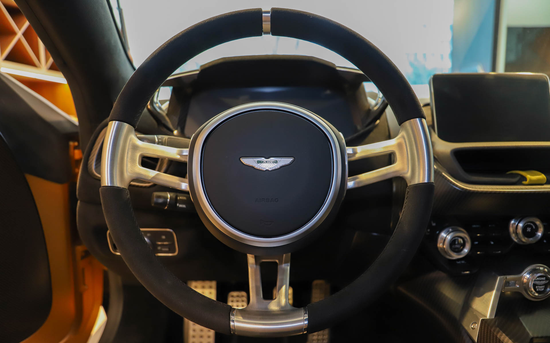 スイッチ類をすべて排除したシンプルな円形のステアリング