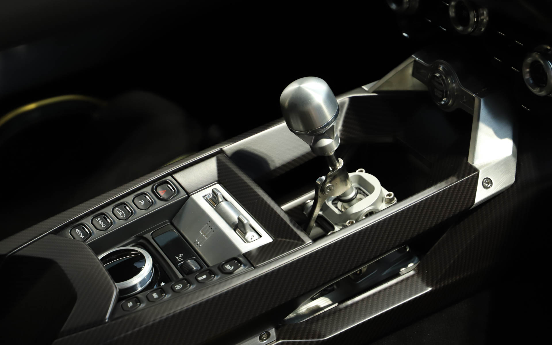 マニュアルギヤボックスは内部が一部見える構造。ギヤシフトの重みと感触を完璧にすることに重点を置いて開発されたビスポークの球形ギアノブが装着される