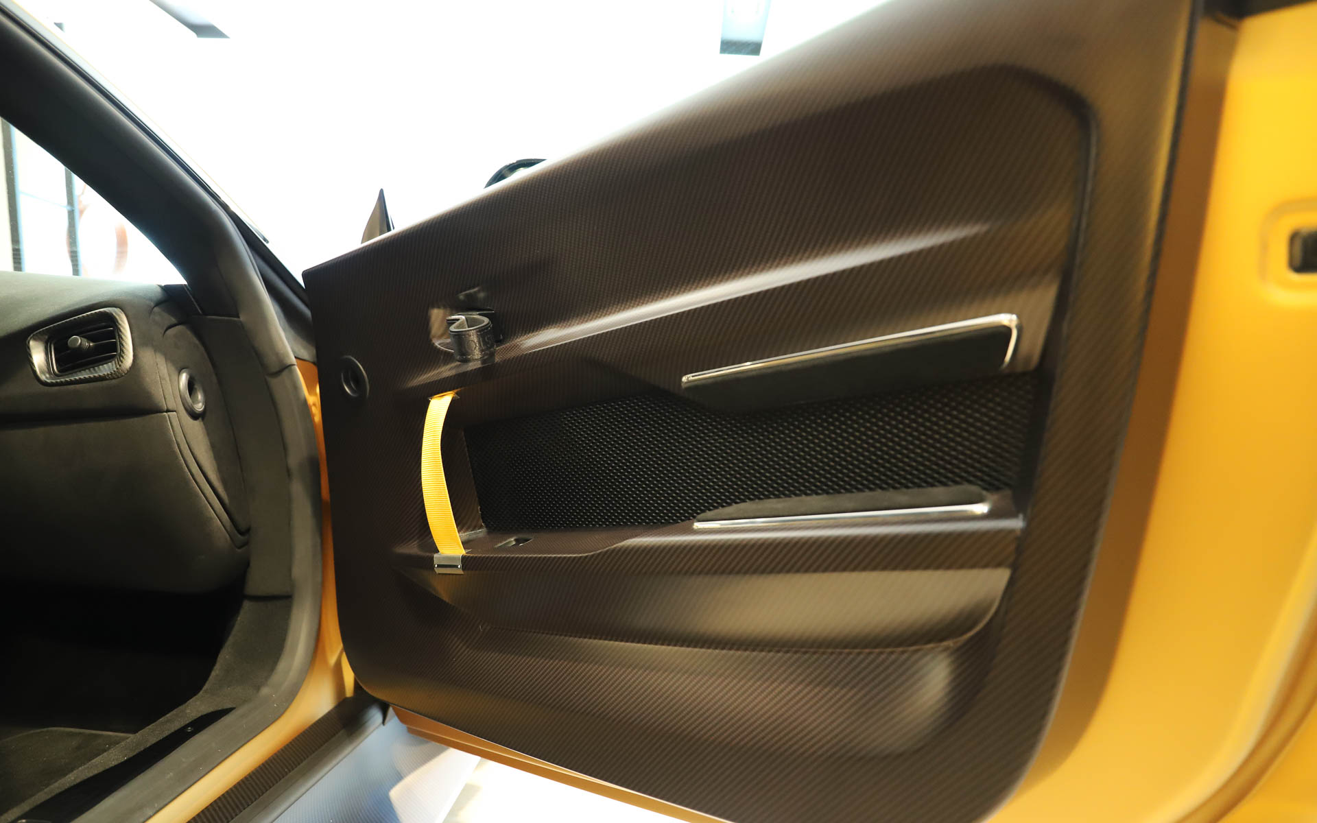 ドアトリムもシンプルに軽量化