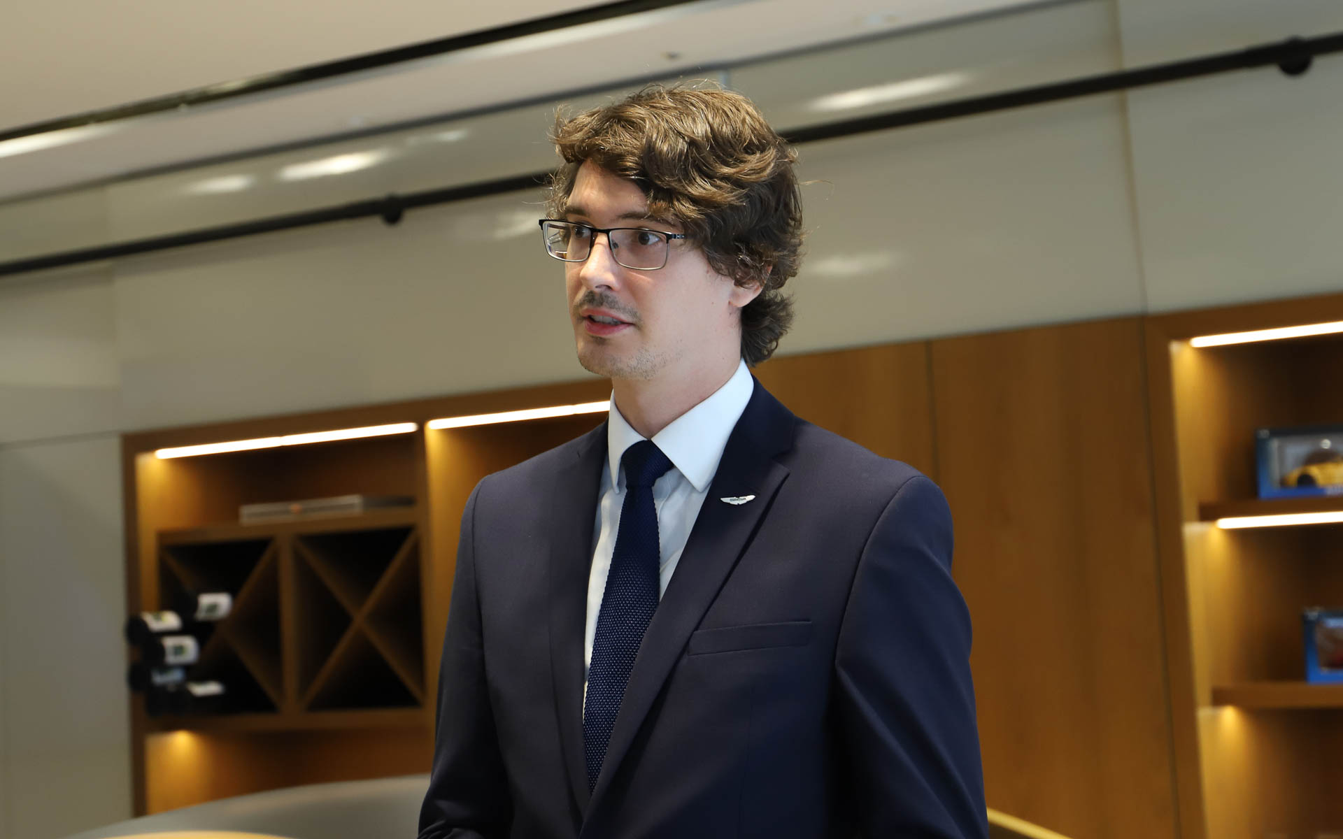 ヴァリアントについて説明するベネッツ氏