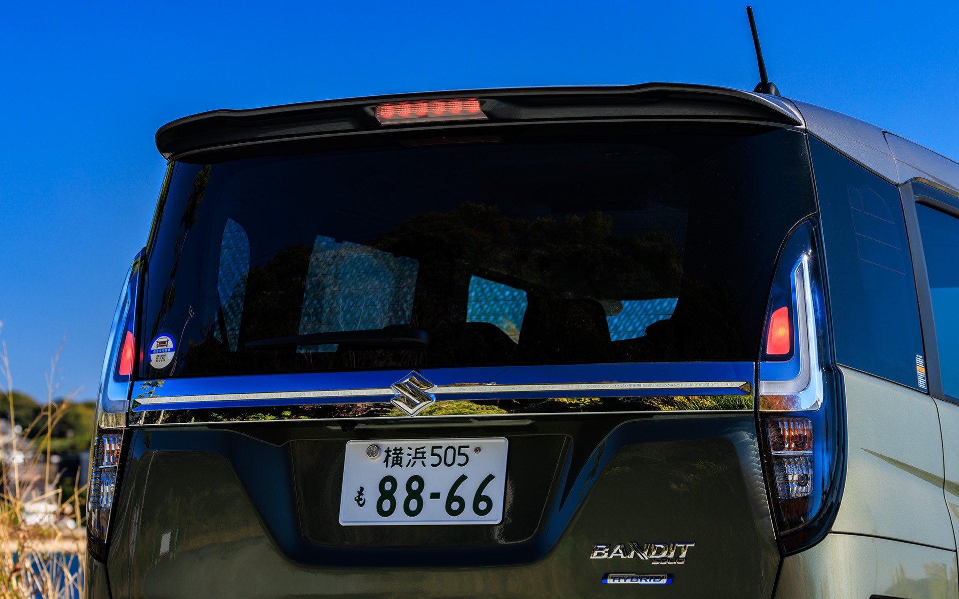 エクステリアデザインは、フード先端を上げて厚みを増した存在感のあるフロントマスクを採用するとともに、車体サイズを活かしたダイナミックで伸びやかなフォルムを表現