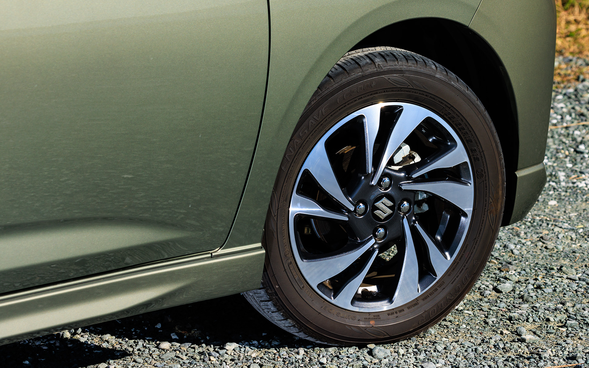 ブラックメタリックの15インチアルミホイールを標準装備。タイヤは165/65R15サイズのダンロップ「エナセーブ EC300＋」を装着