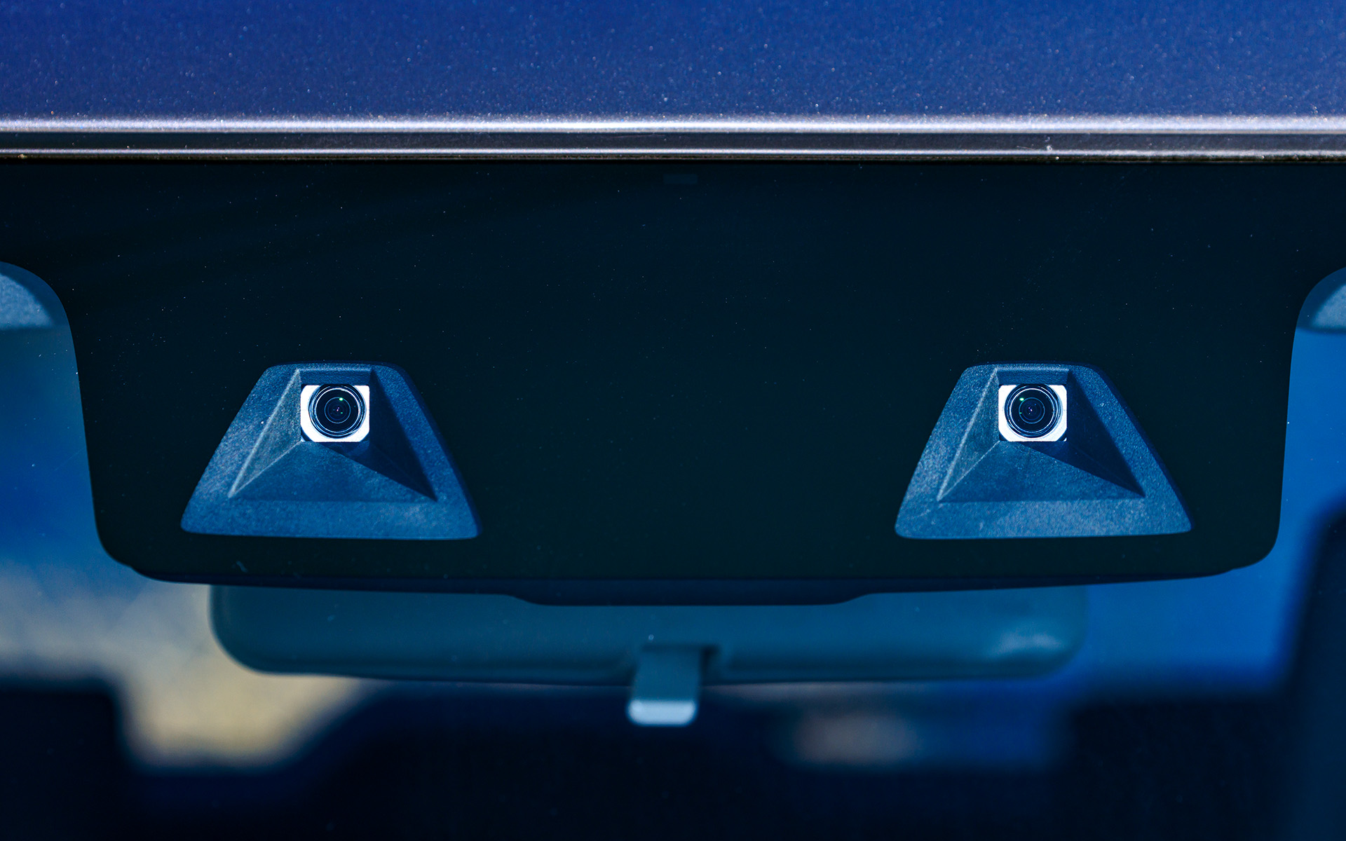 ステレオデュアルカメラを採用し、衝突被害軽減ブレーキや車線逸脱抑制機能、アダプティブクルーズコントロールなどの予防安全技術や運転支援技術を備える「スズキ セーフティ サポート」を搭載