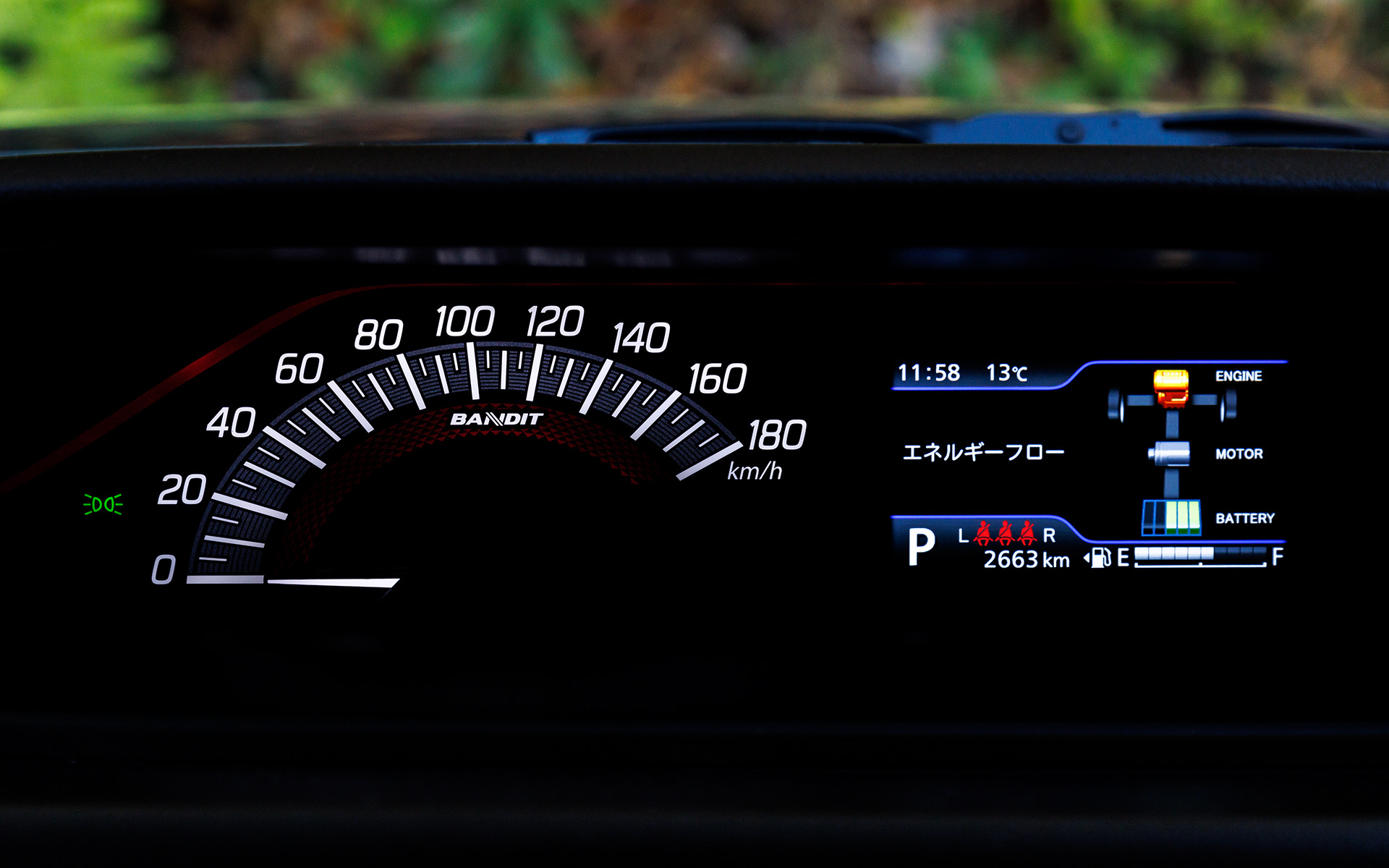 ソリオ バンディットはセンターメーターを採用。マルチインフォメーションディスプレイはエネルギーフローほか、瞬間燃費、航続可能距離、外気温、タコメーターなどを表示可能
