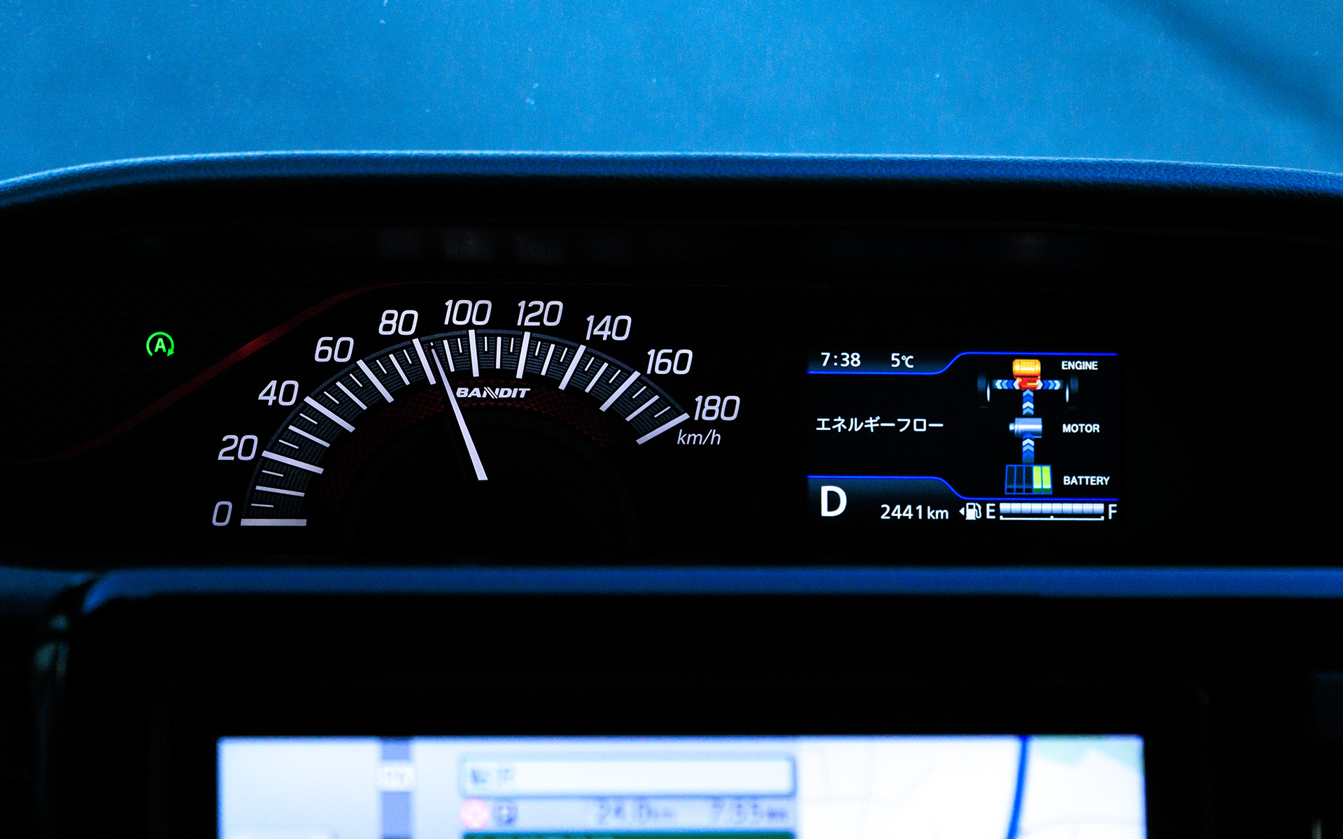 走行中のメーターをリアシートから撮影。マルチインフォメーションディスプレイのエネルギーフローは、バッテリから電力を供給してモーターアシストをしているアニメーションも表示される