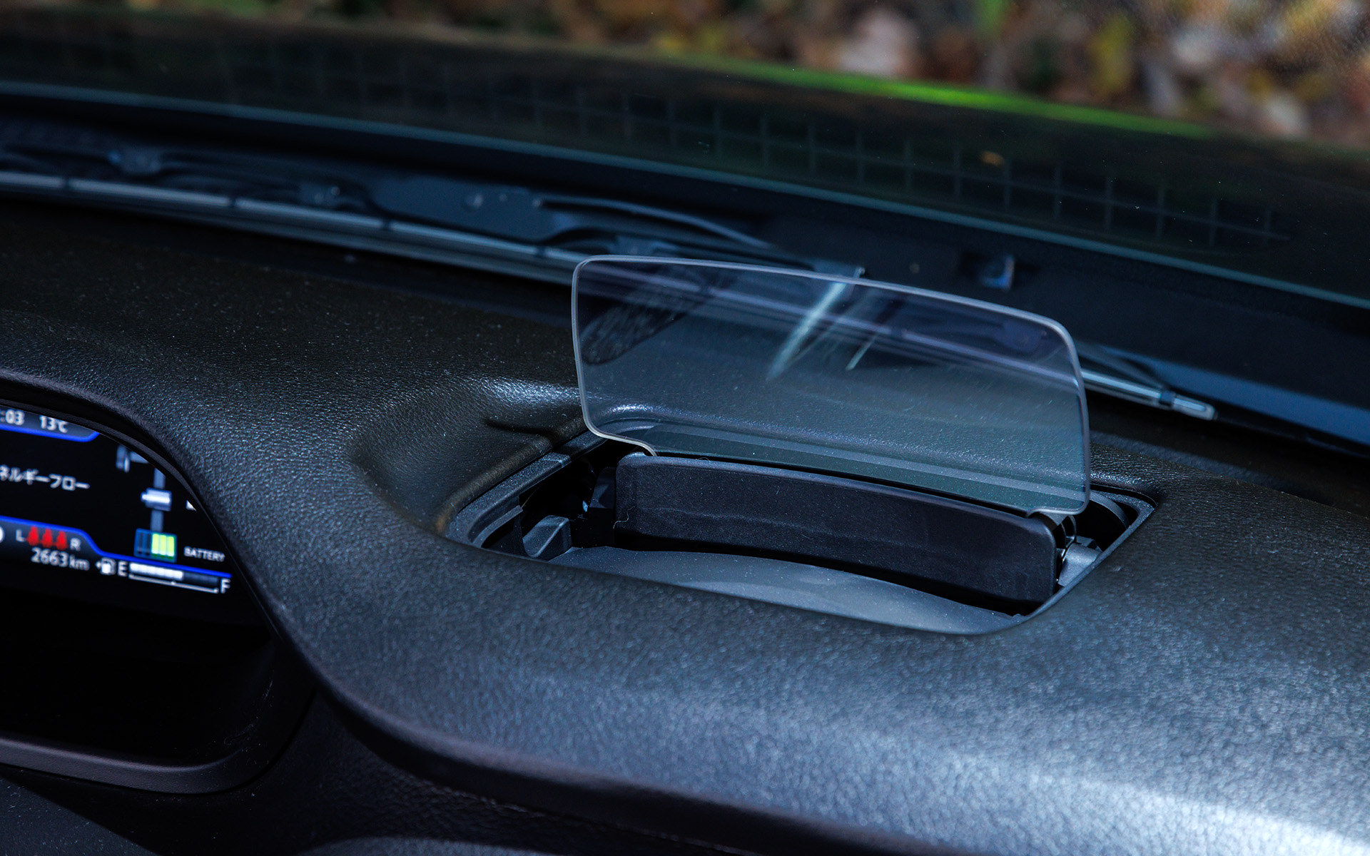 カラー表示のヘッドアップディスプレイは標準装備